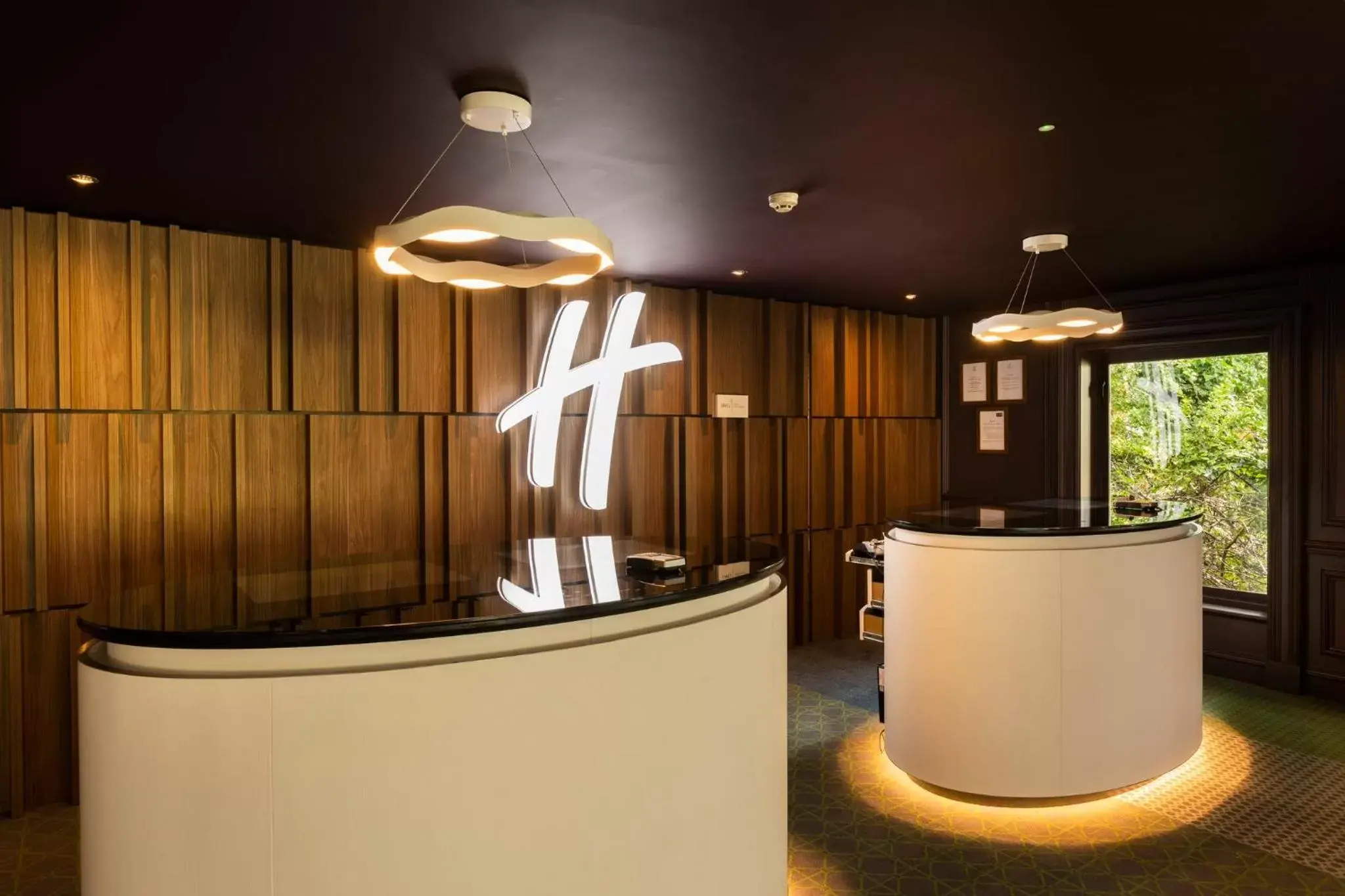 Property building, Lobby/Reception in Holiday Inn Guildford, an IHG Hotel
