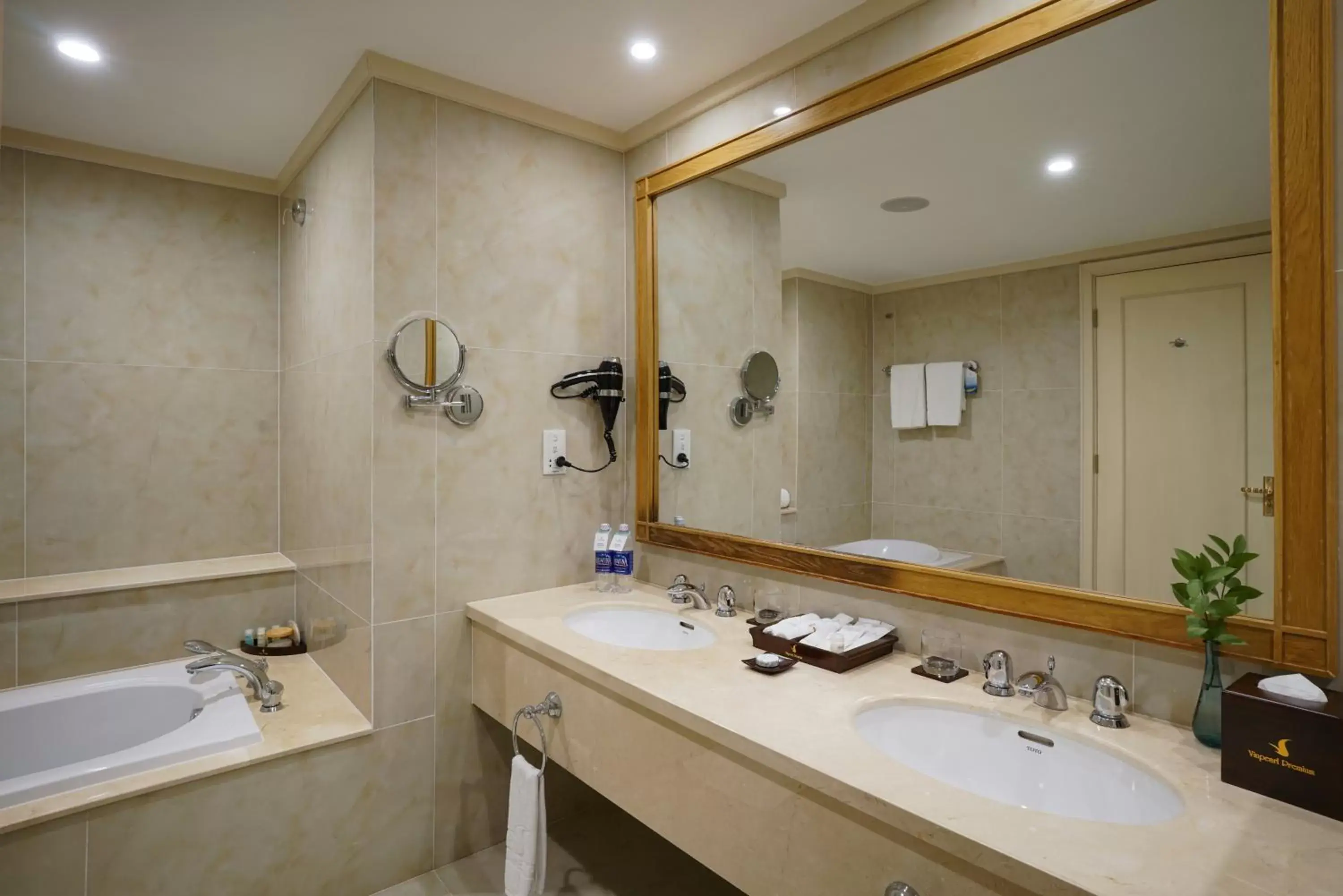 Deluxe Twin Bed - VinWonders Park Access in Vinpearl Resort & Spa Nha Trang Bay Deluxe Twin Bed - VinWonders Park Access in Vinpearl Resort & Spa Nha Trang Bay