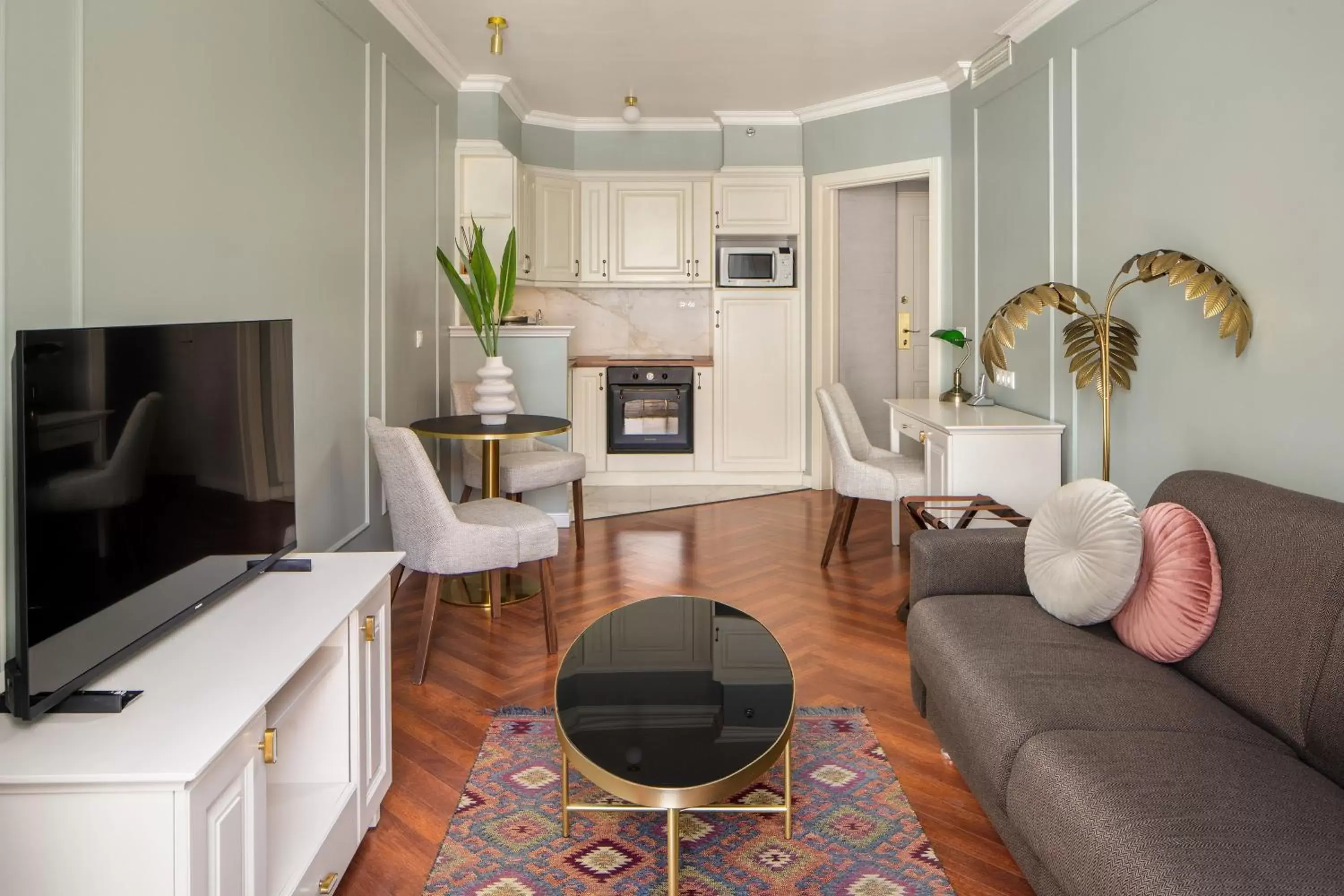 Living room, Seating Area in Queen's Court Hotel & Residence