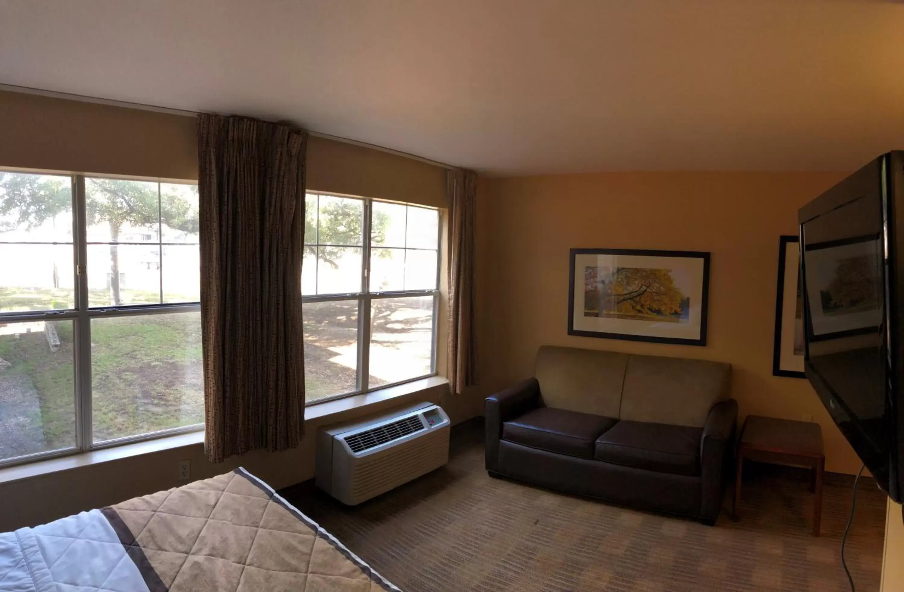 Bed, Seating Area in Extended Stay America Suites - Austin - North Central