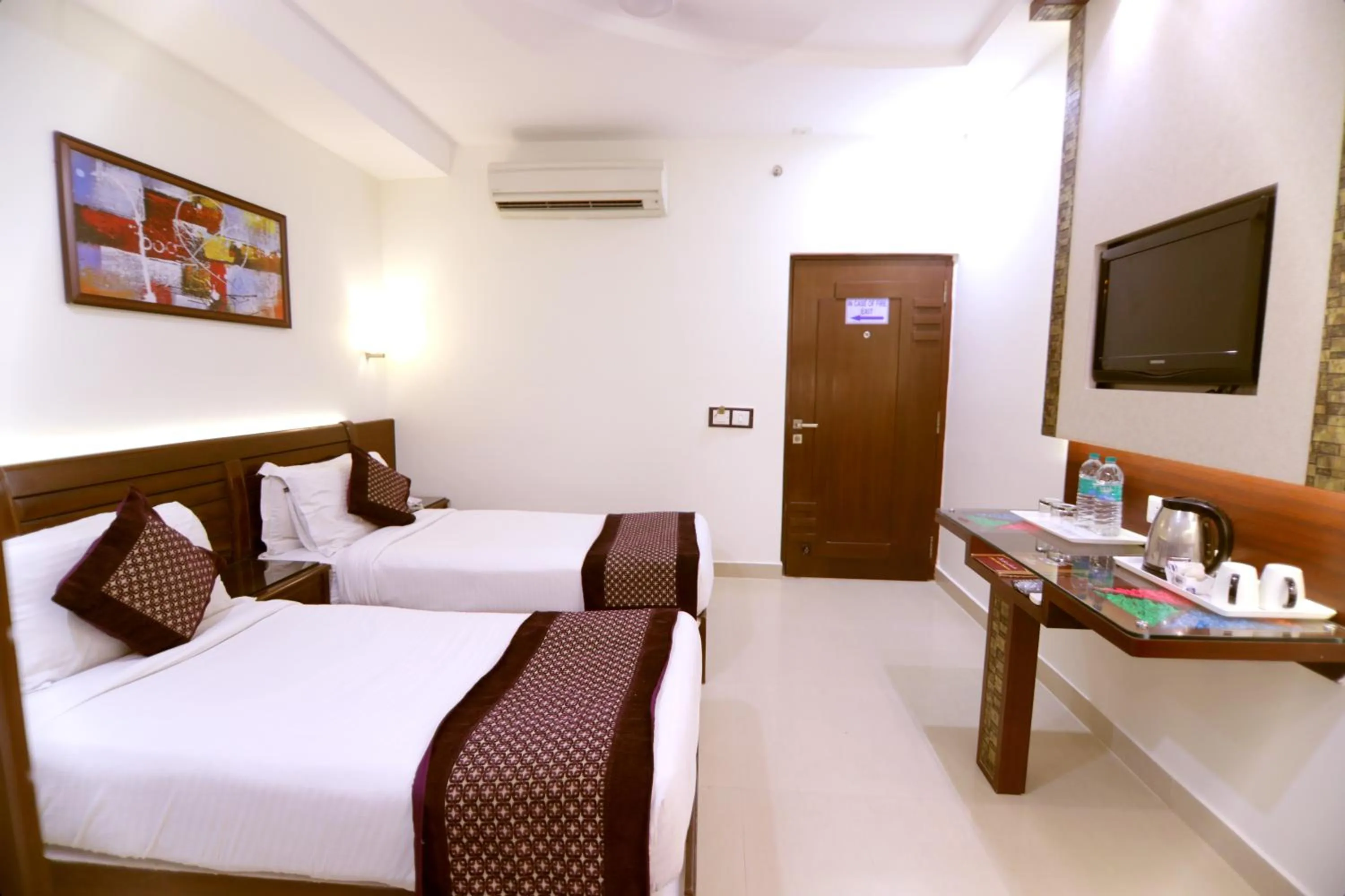 Bedroom, Bed in Taj Inn Hotel