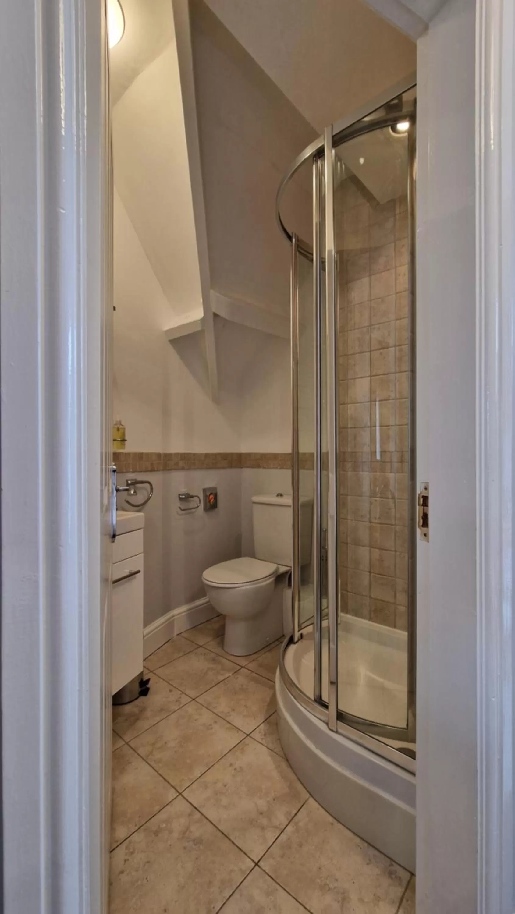 Shower in Bonny Brae House by Woodland Park