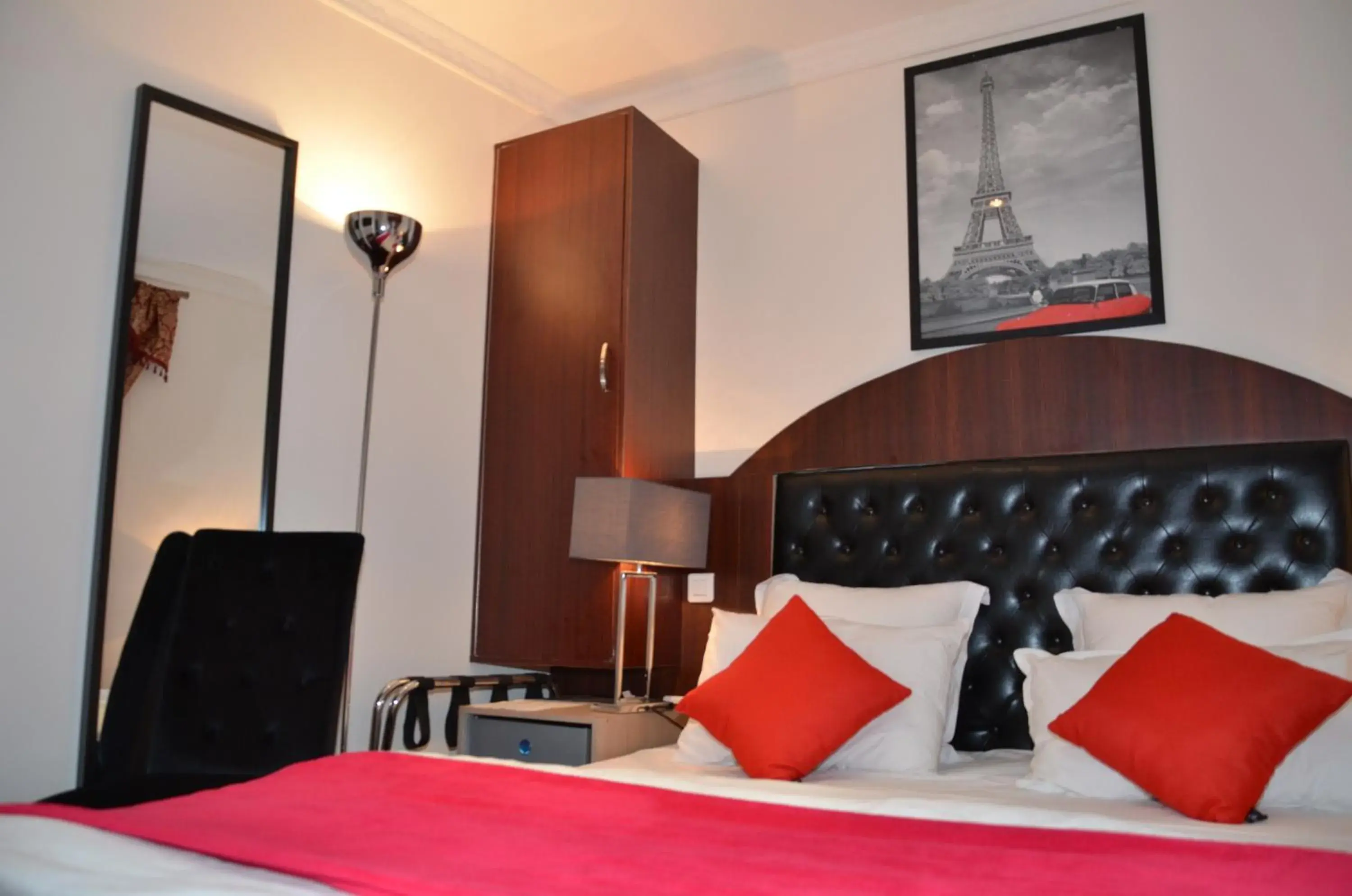 Photo of the whole room, Bed in Hotel Regina Montmartre