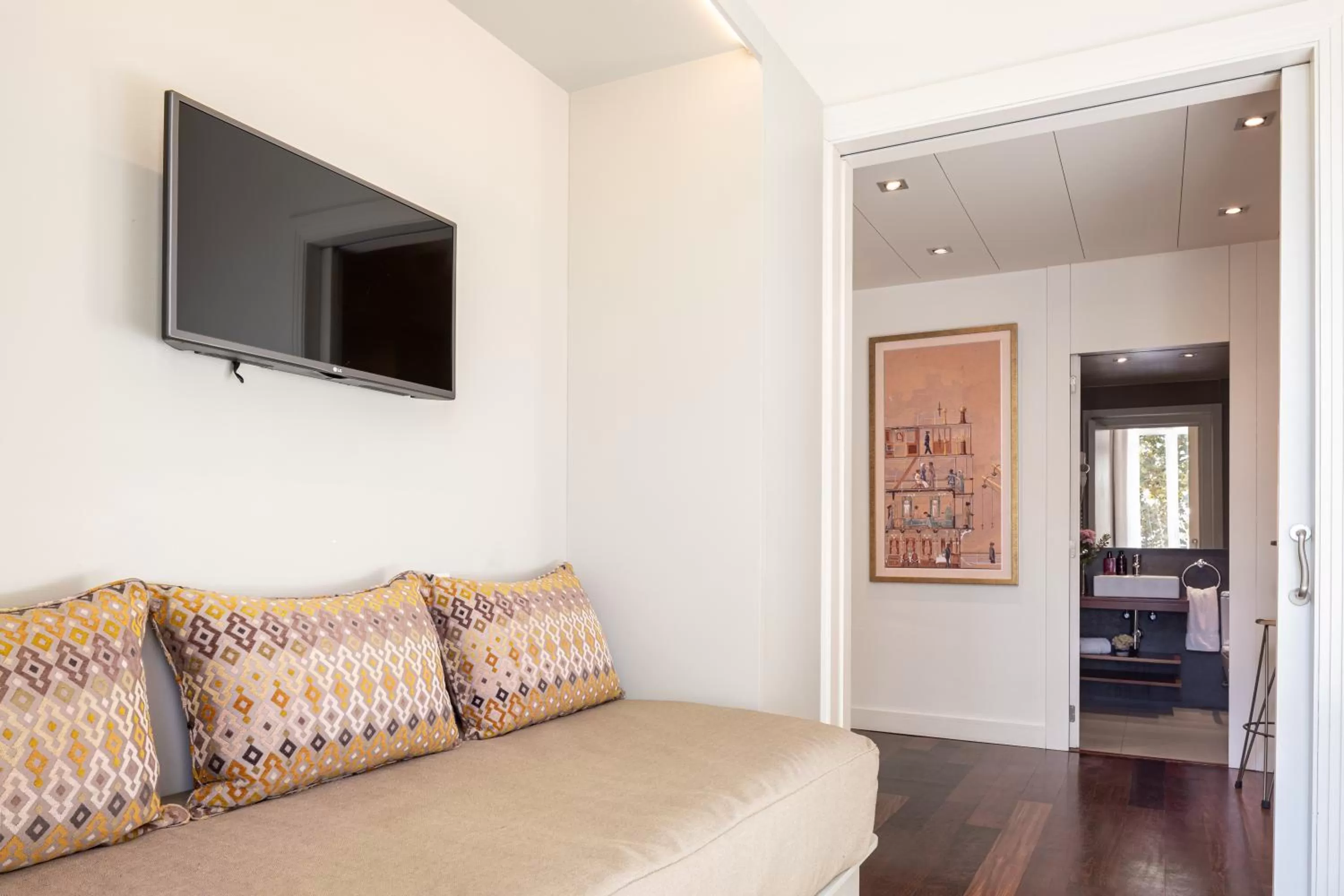 TV and multimedia in Duquesa Suites Landmark Hotel by Grup Duquessa