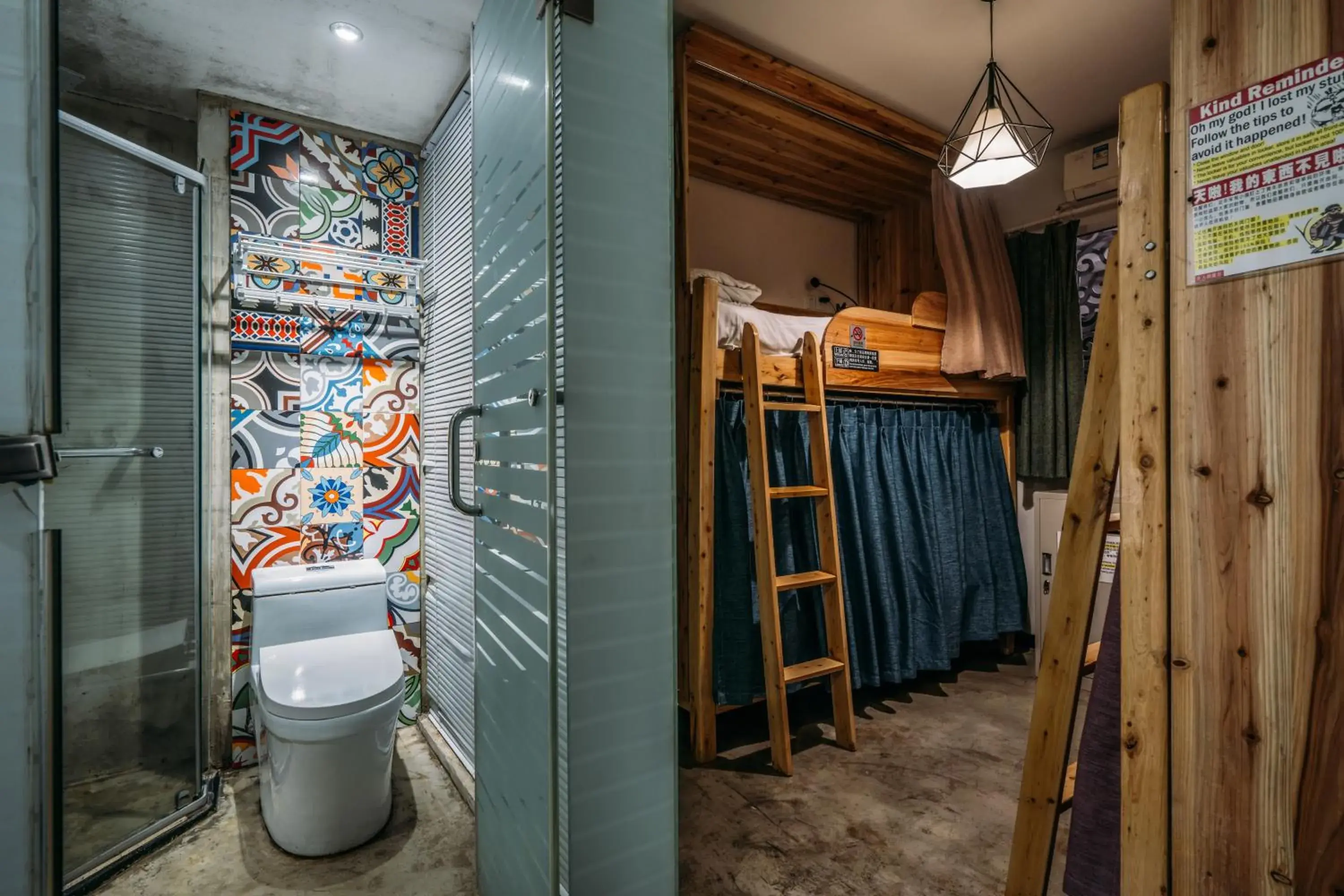 Photo of the whole room, Bathroom in Chengdu BANG Bar&Hostel （Lazybones hostel）