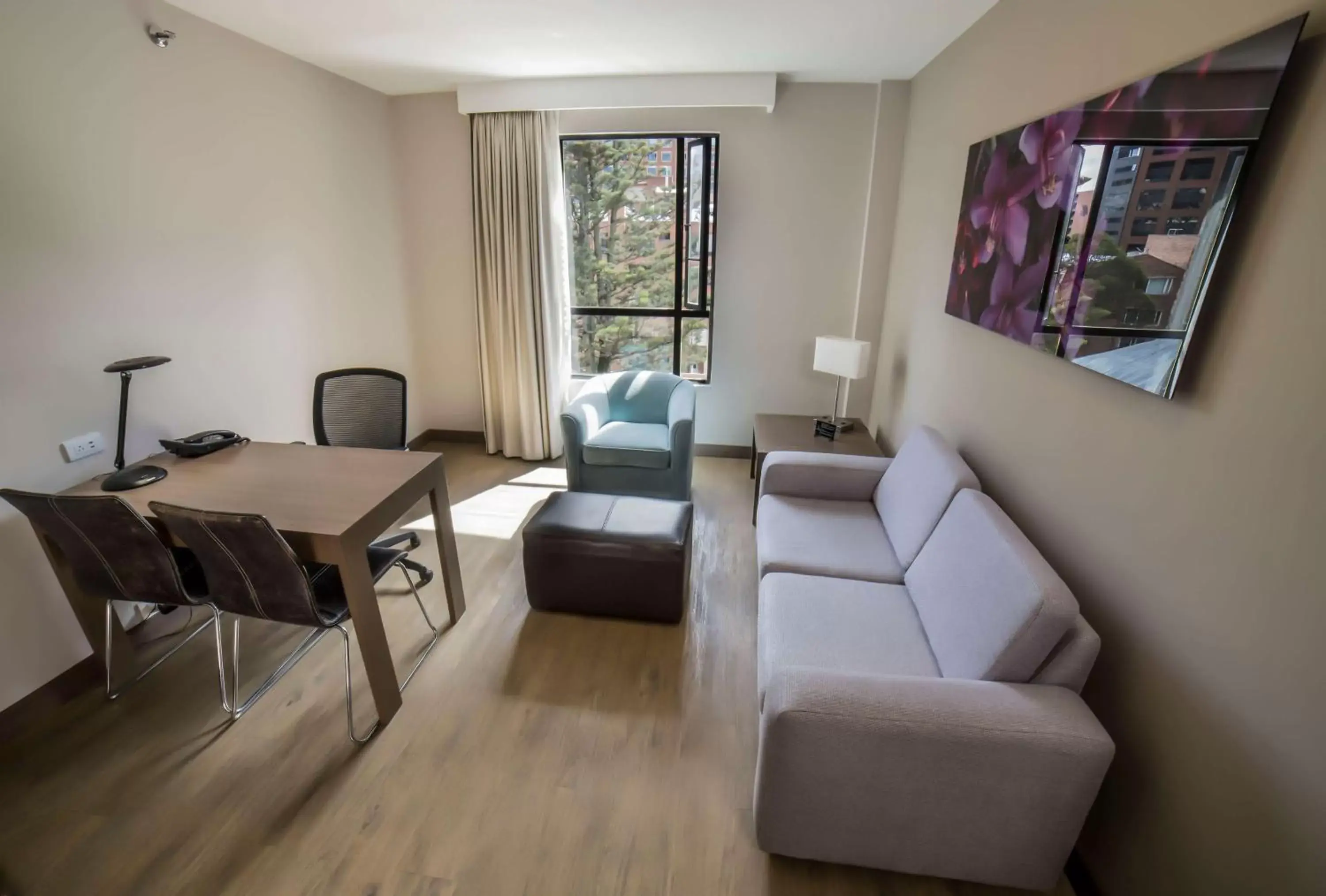 Living room, Seating Area in Embassy Suites by Hilton Bogotá - Rosales