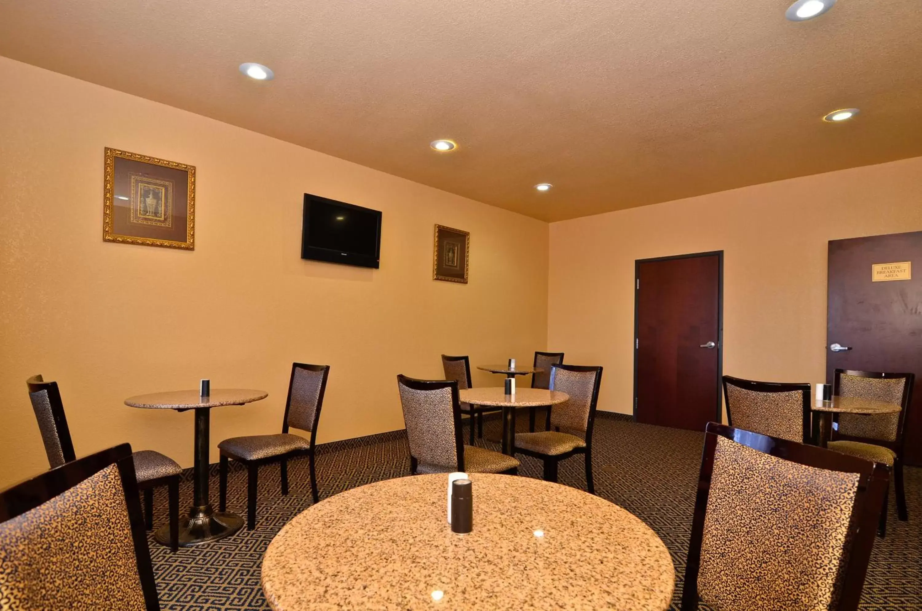 Dining area, Restaurant/Places to Eat in HiWay Inn Express of Broken Bow