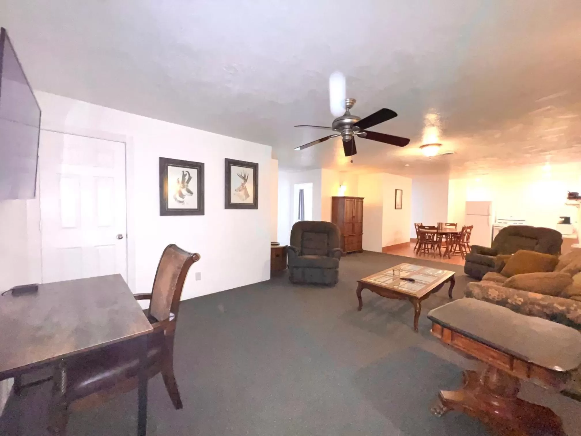 Living room in THE SNUGGLE INN