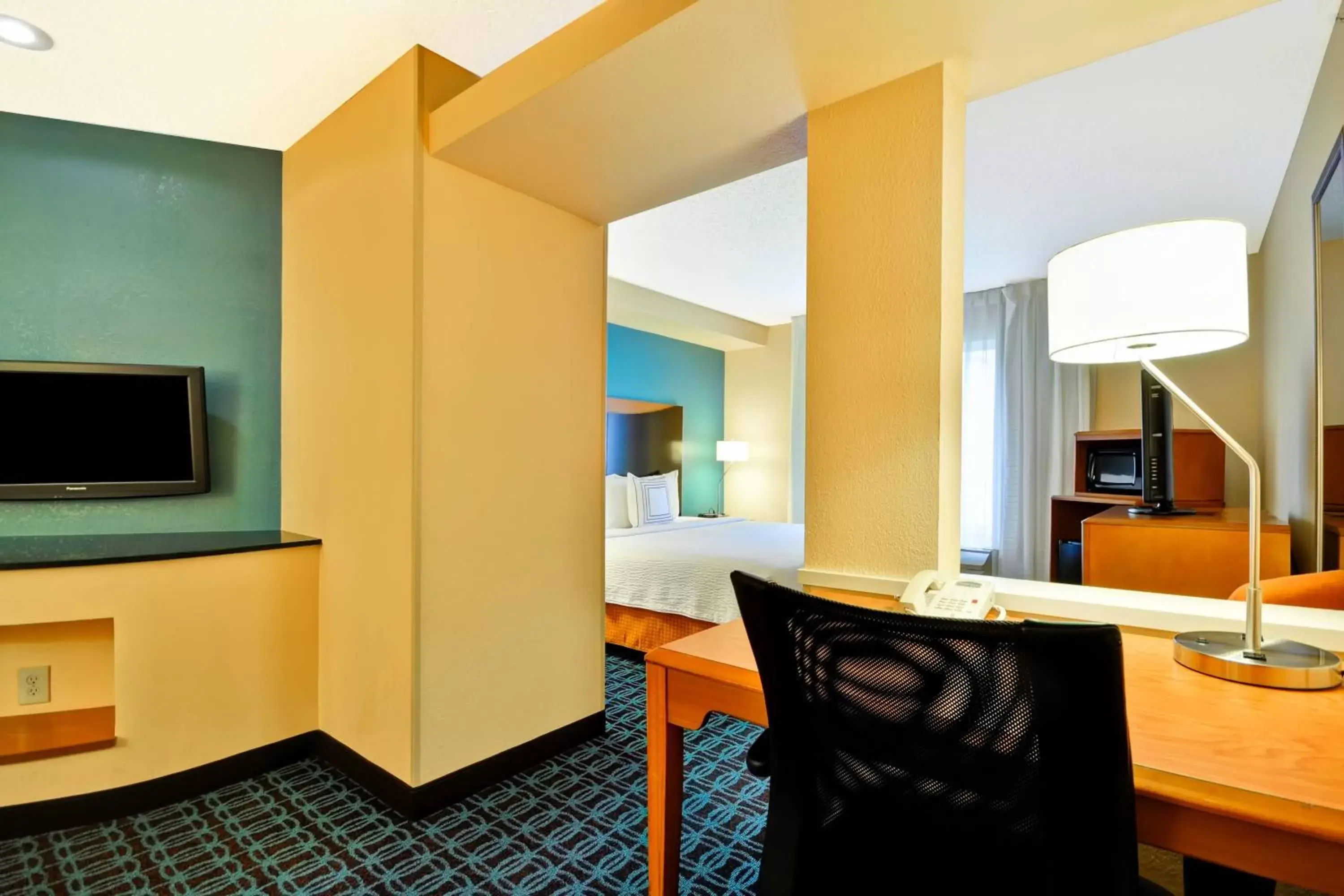 Bedroom, TV/Entertainment Center in Fairfield Inn & Suites Dallas Medical/Market Center