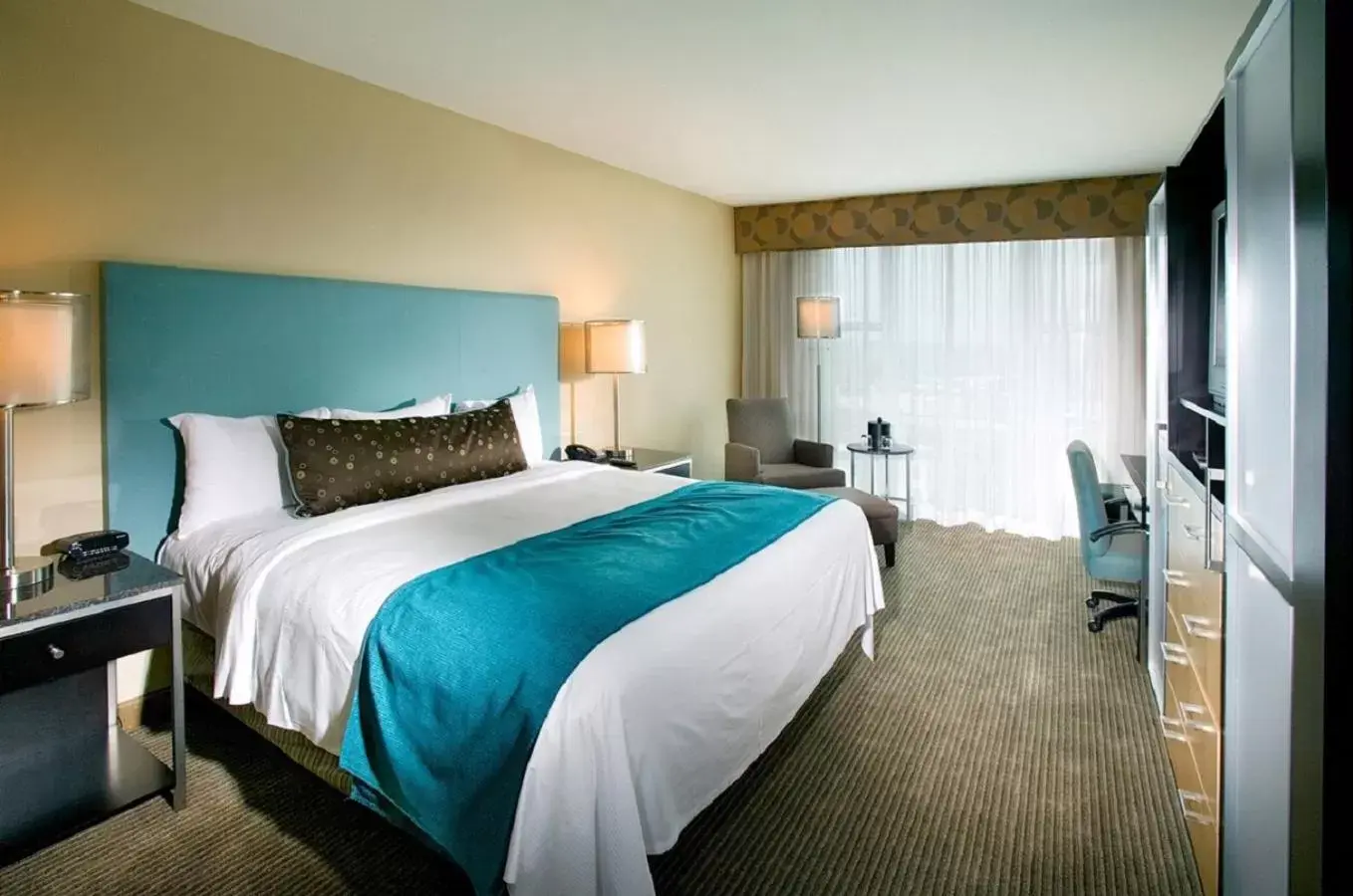 Photo of the whole room, Bed in Heldrich Hotel and Conference Center