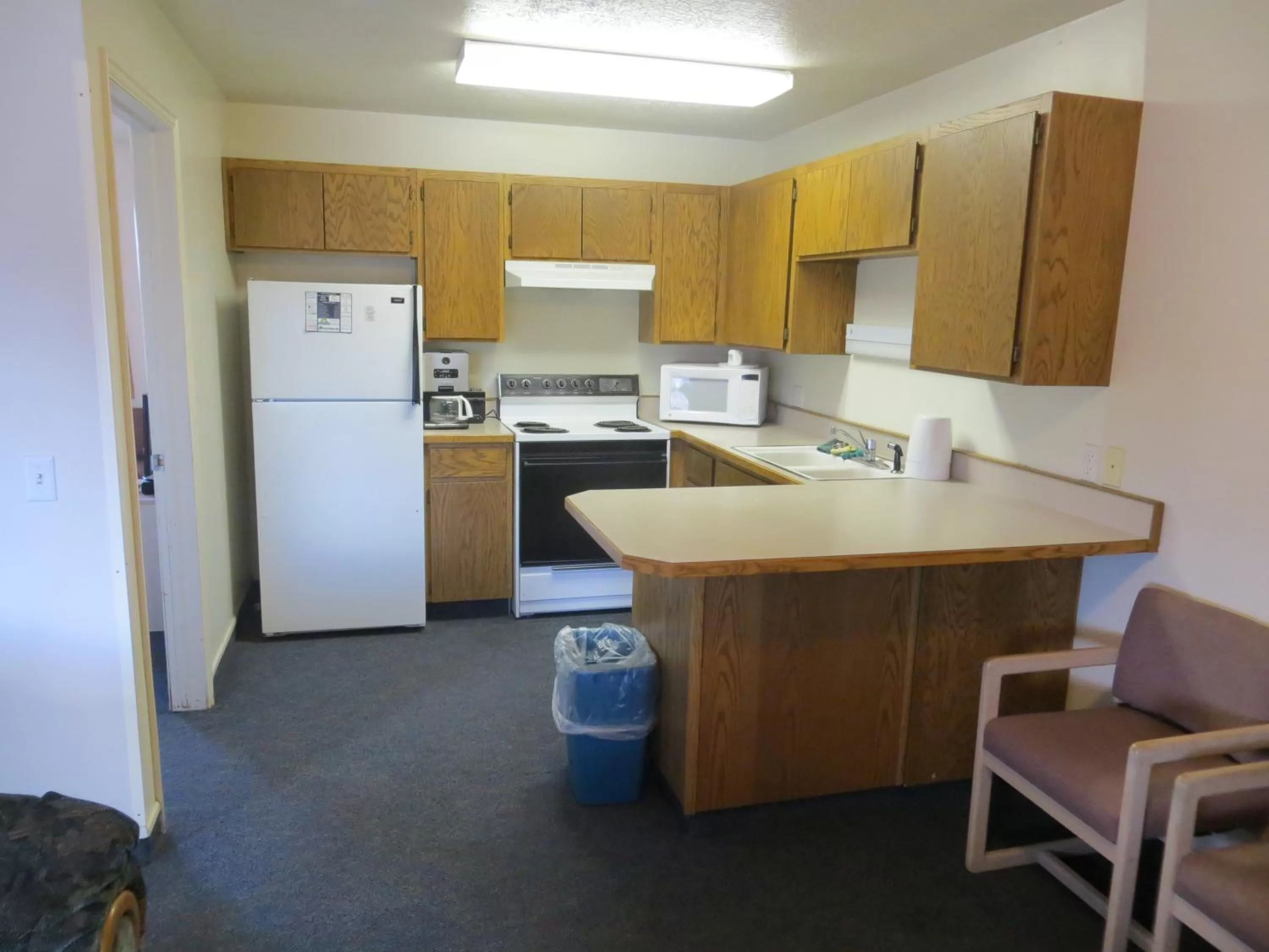 Kitchen or kitchenette in Four Corners Inn