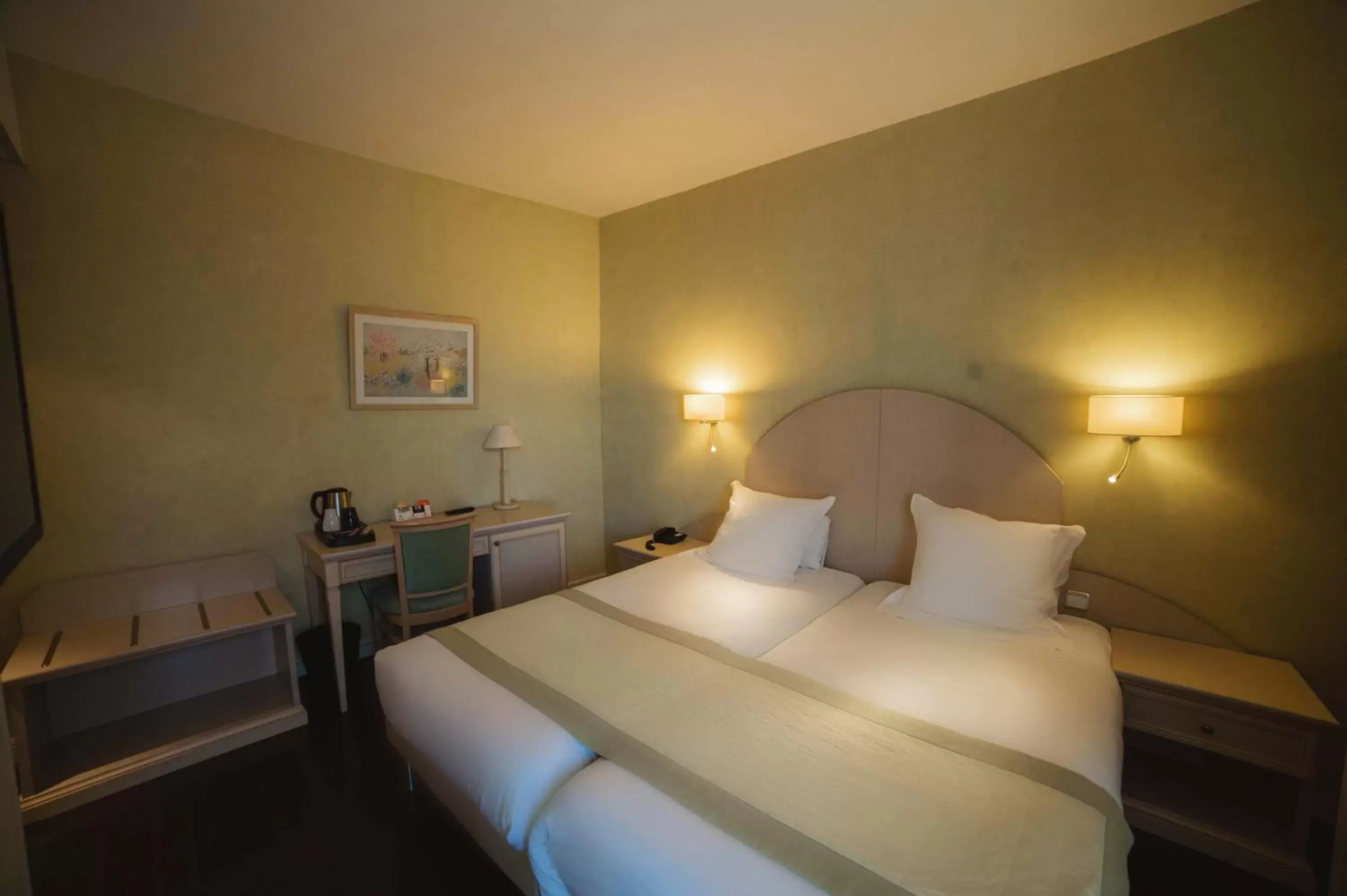 Photo of the whole room, Bed in Logis Hotel Darcy Dijon Centre