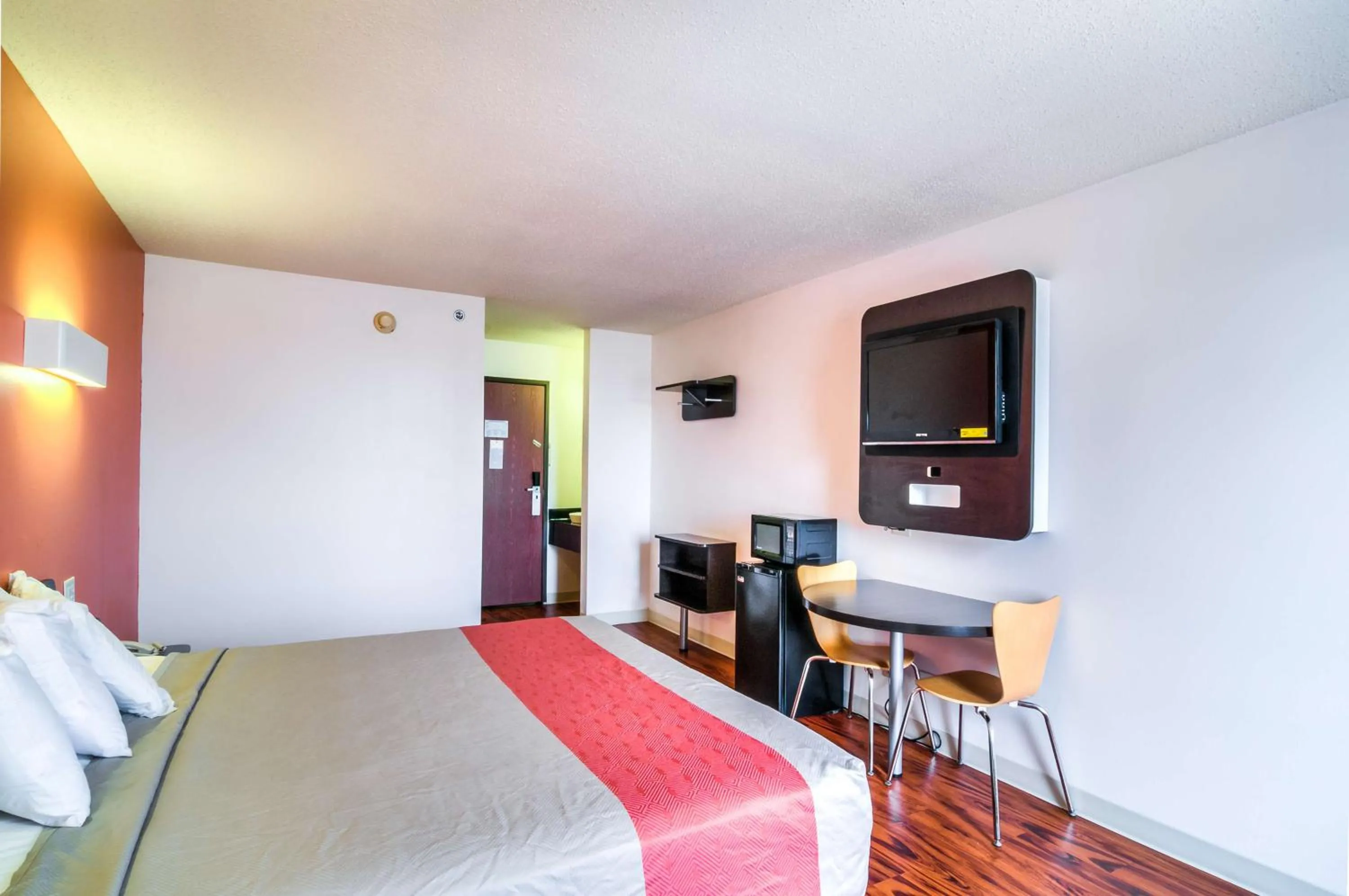 TV and multimedia, Bed in Motel 6-Lansing, IL - Chicago South