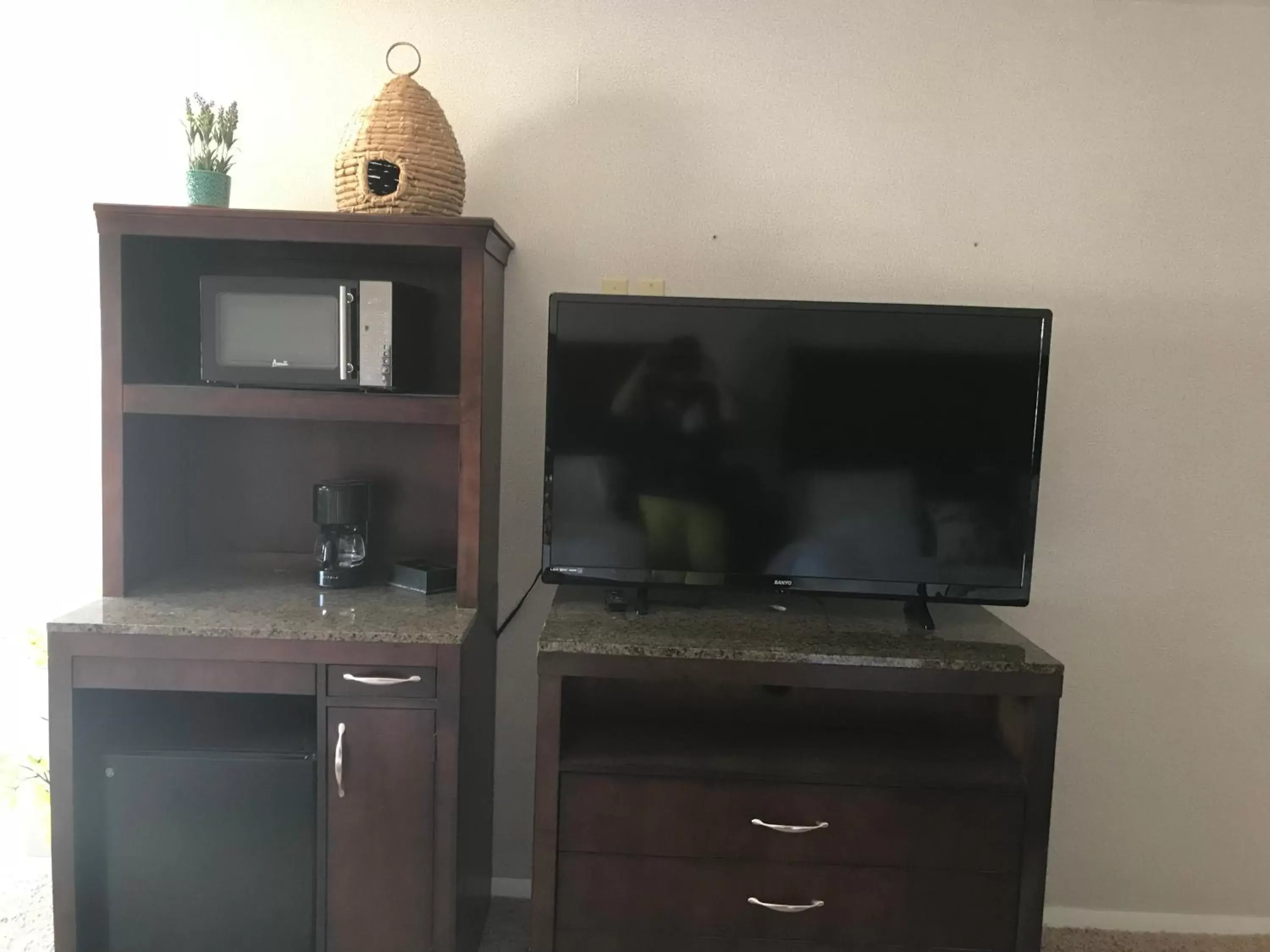 TV and multimedia, TV/Entertainment Center in Country West Motel of Rock Springs