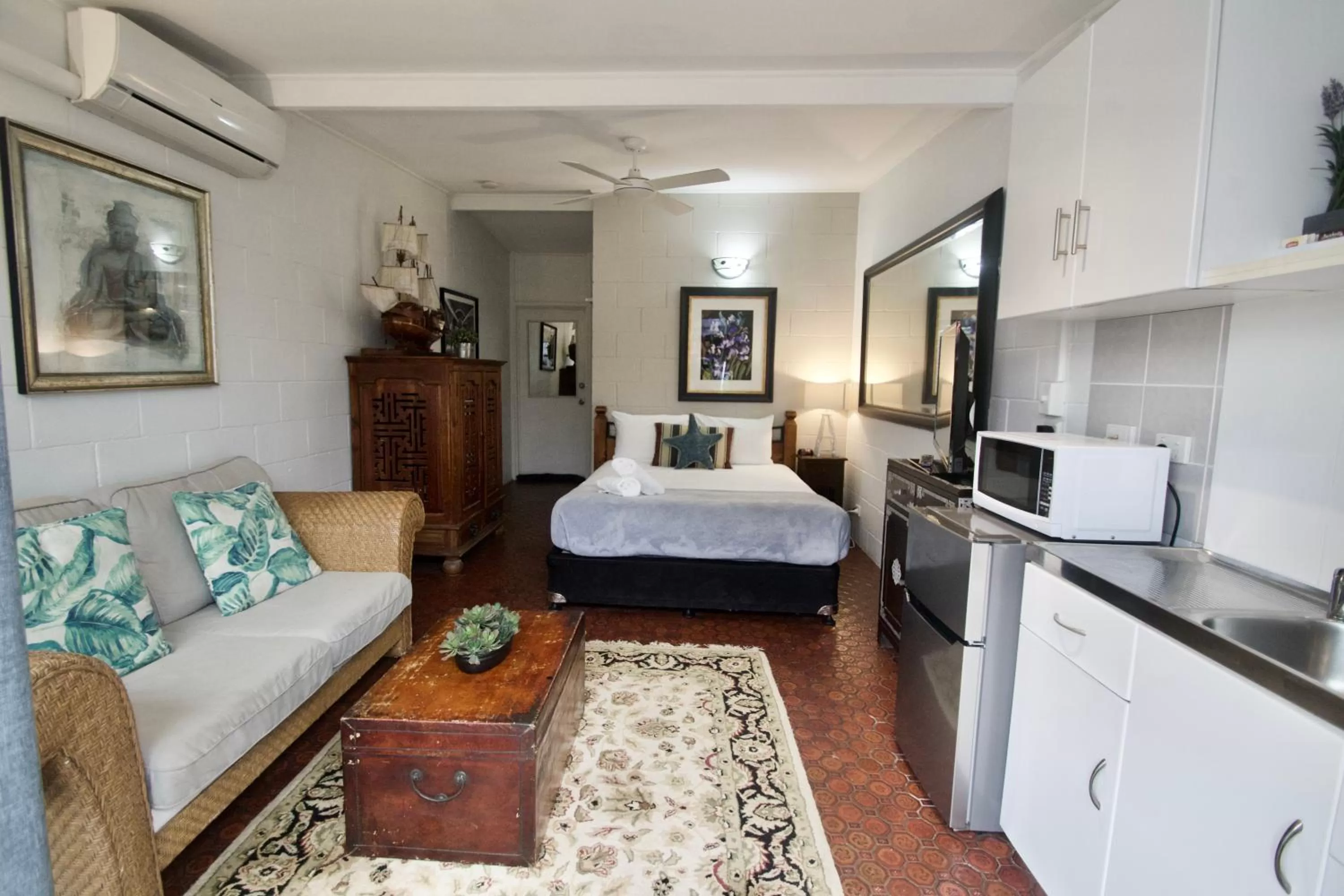 Bed in Hideaway Noosa Men Only Beach Resort