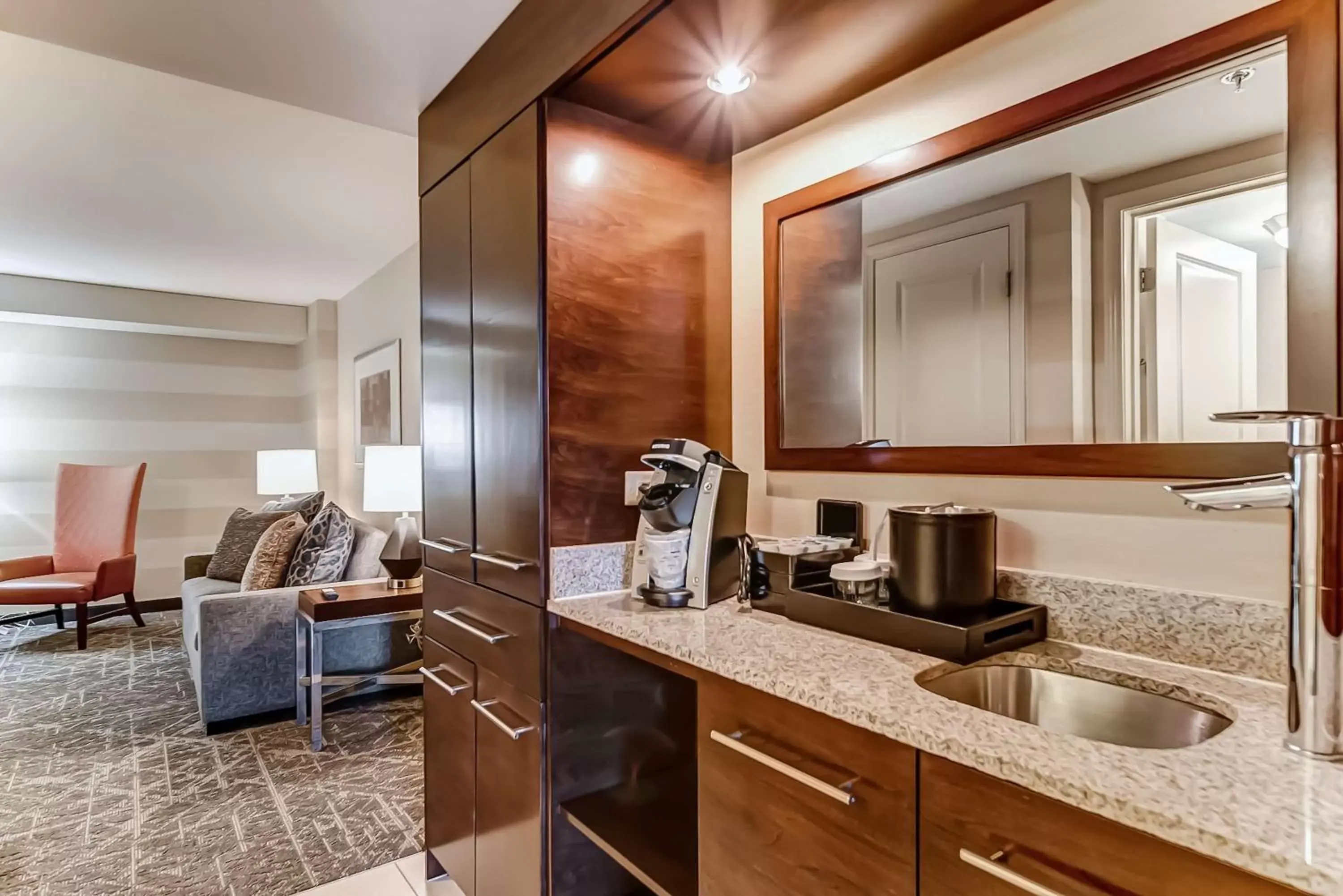 Living room, Kitchen/Kitchenette in Embassy Suites Atlanta - Kennesaw Town Center