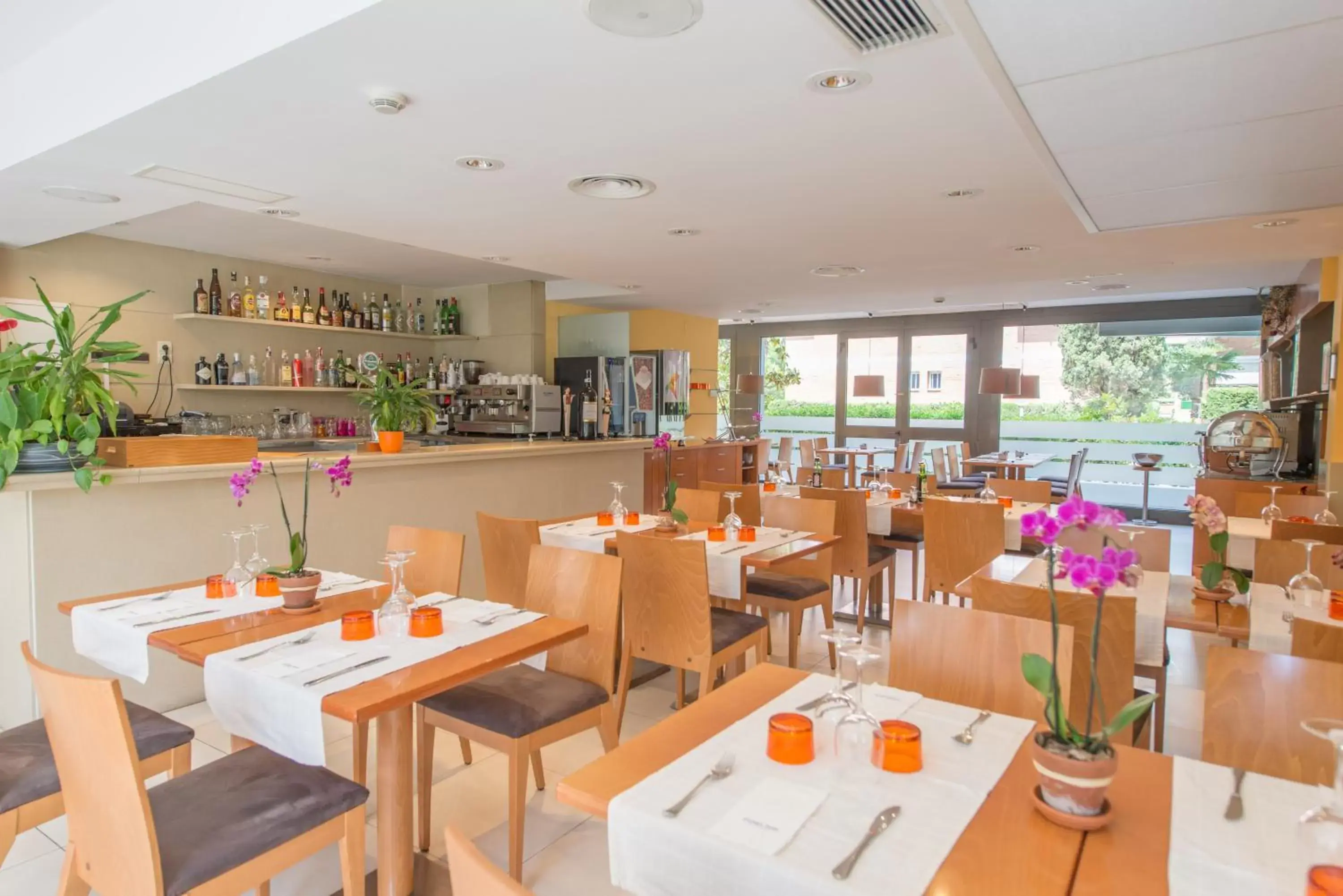 Restaurant/Places to Eat in Atenea Park Suites & Apartments