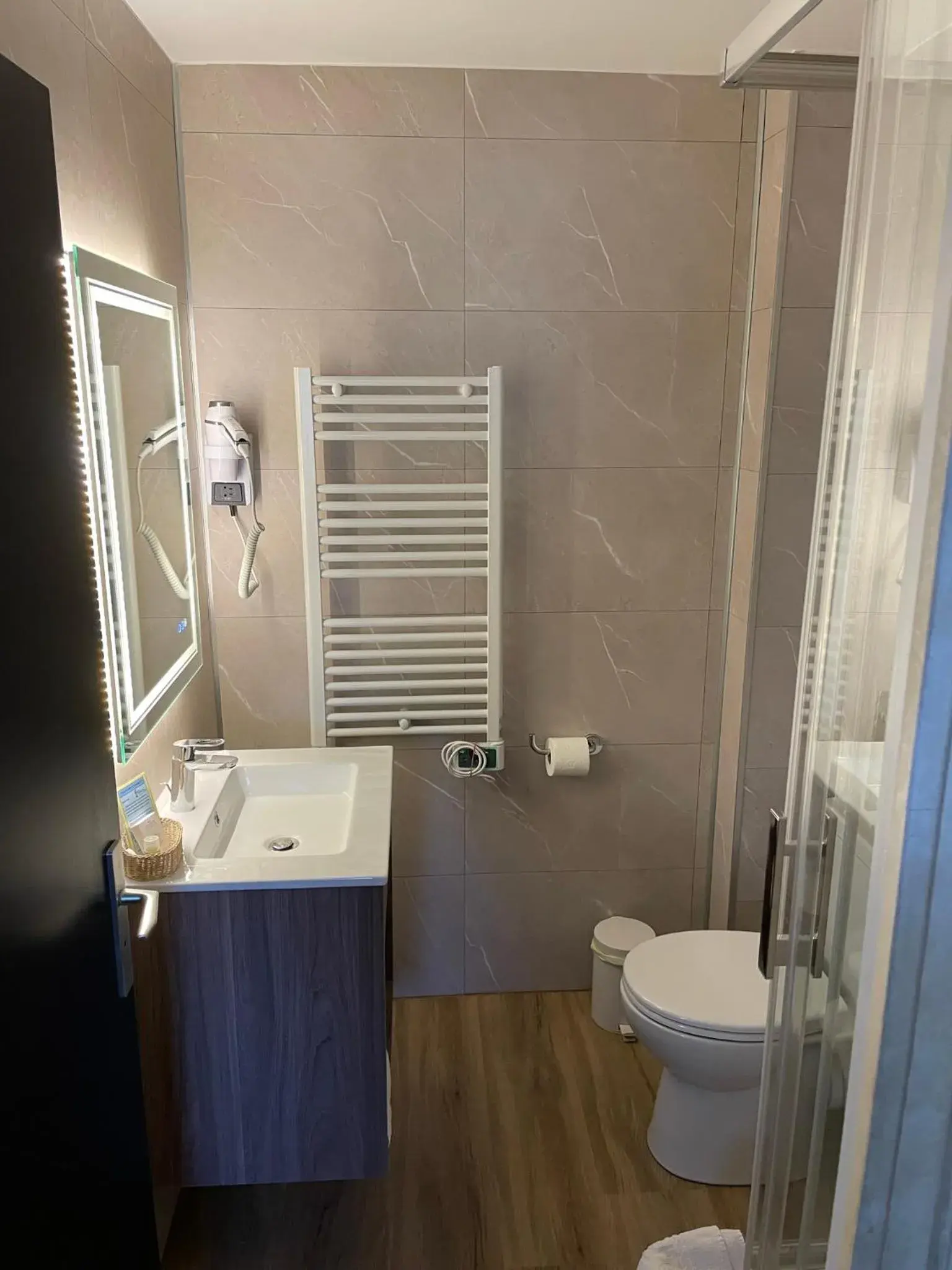 Shower, Bathroom in Hotel De Clisson Saint Brieuc