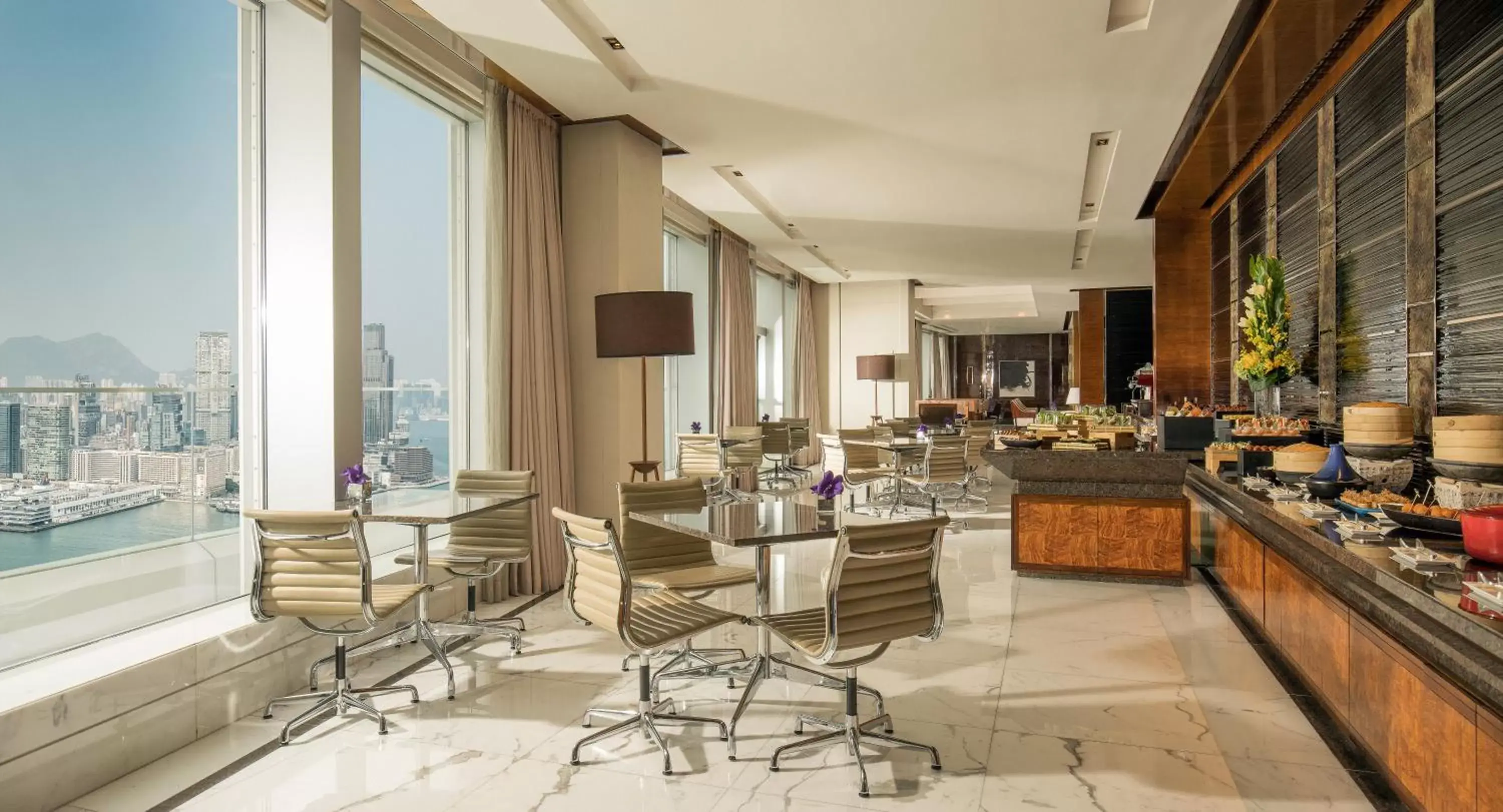 Lounge or bar, Restaurant/Places to Eat in Four Seasons Hotel Hong Kong