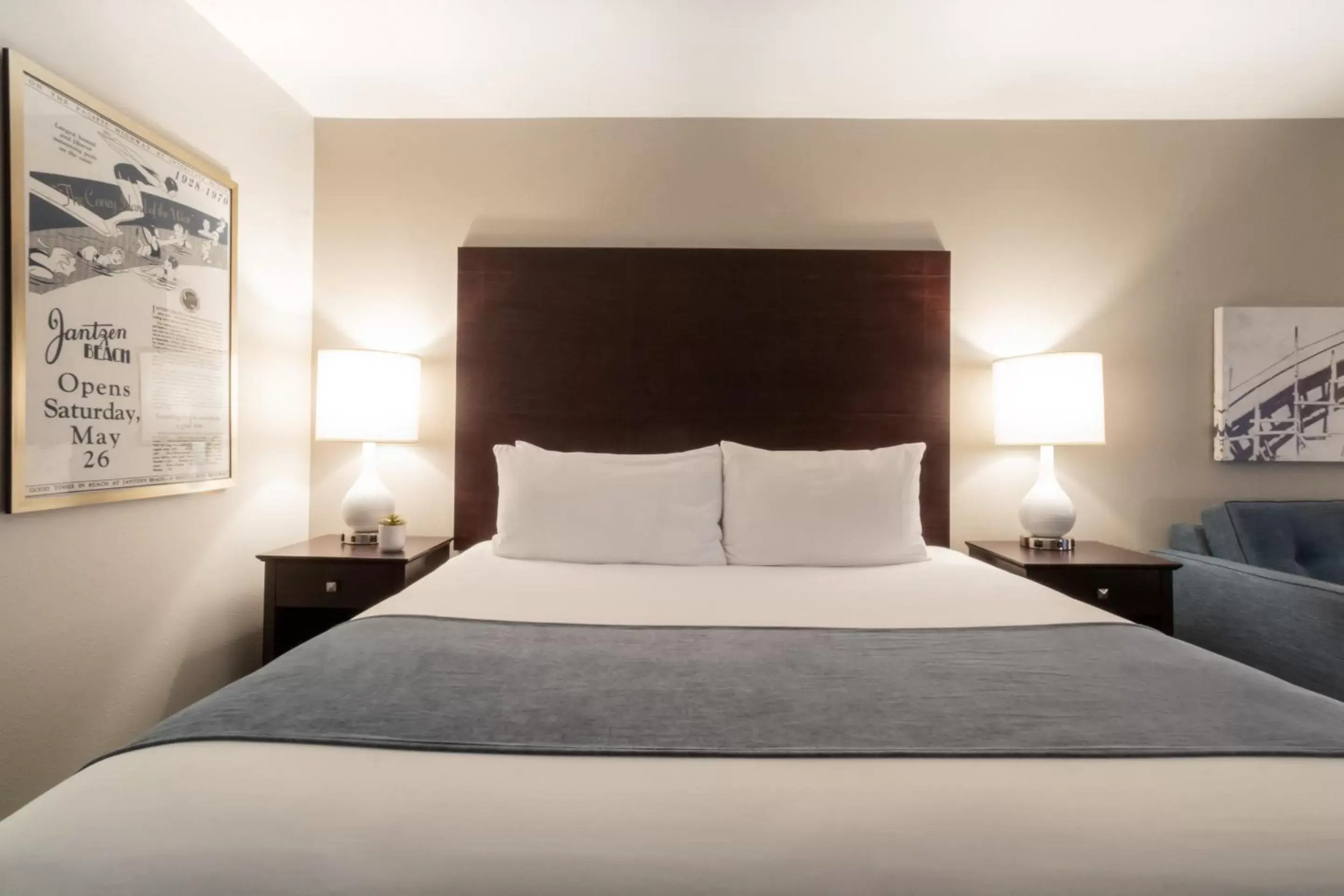 Bed in Oxford Suites Portland - Jantzen Beach