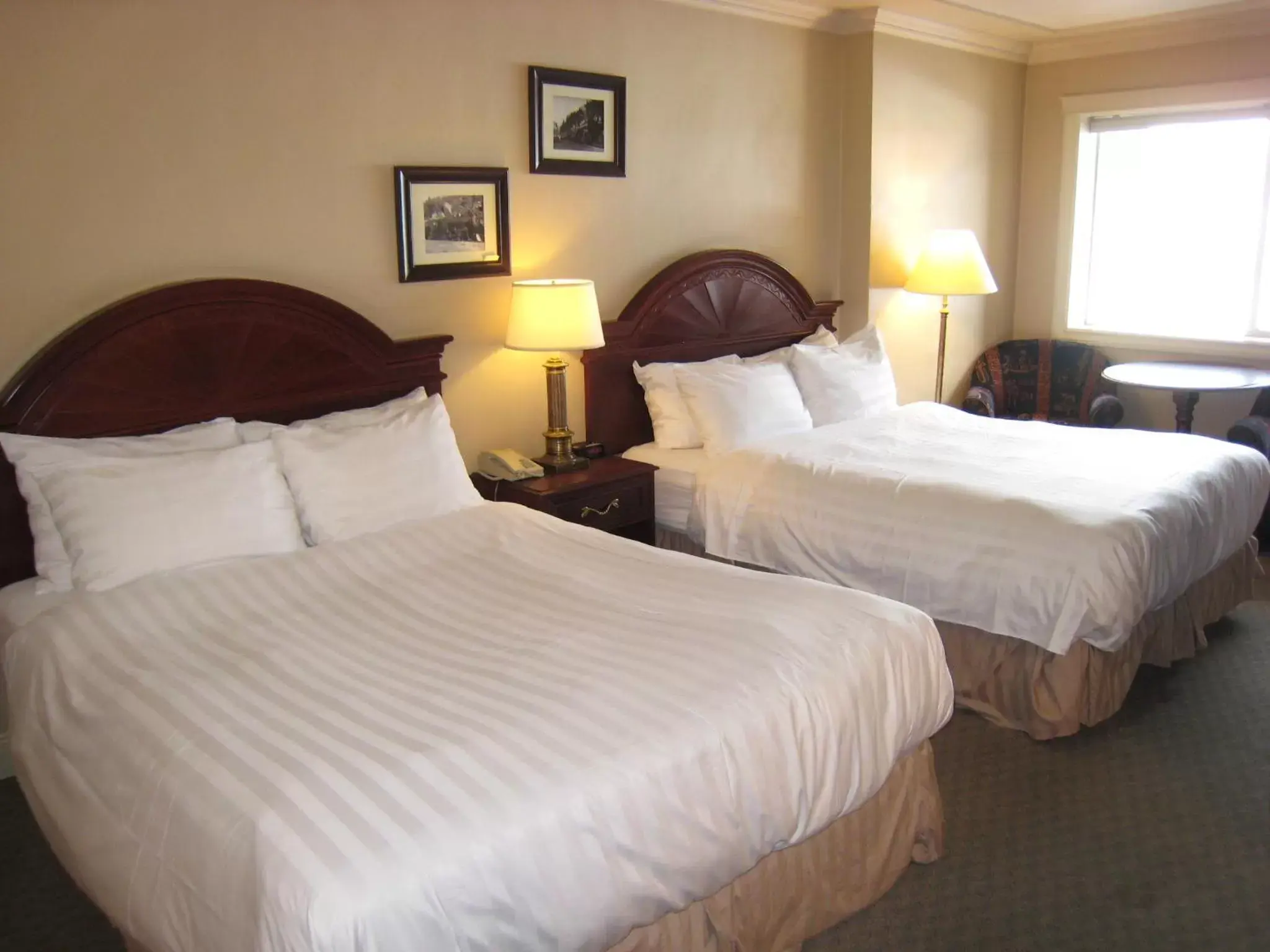 Bedroom, Bed in Revelstoke Lodge