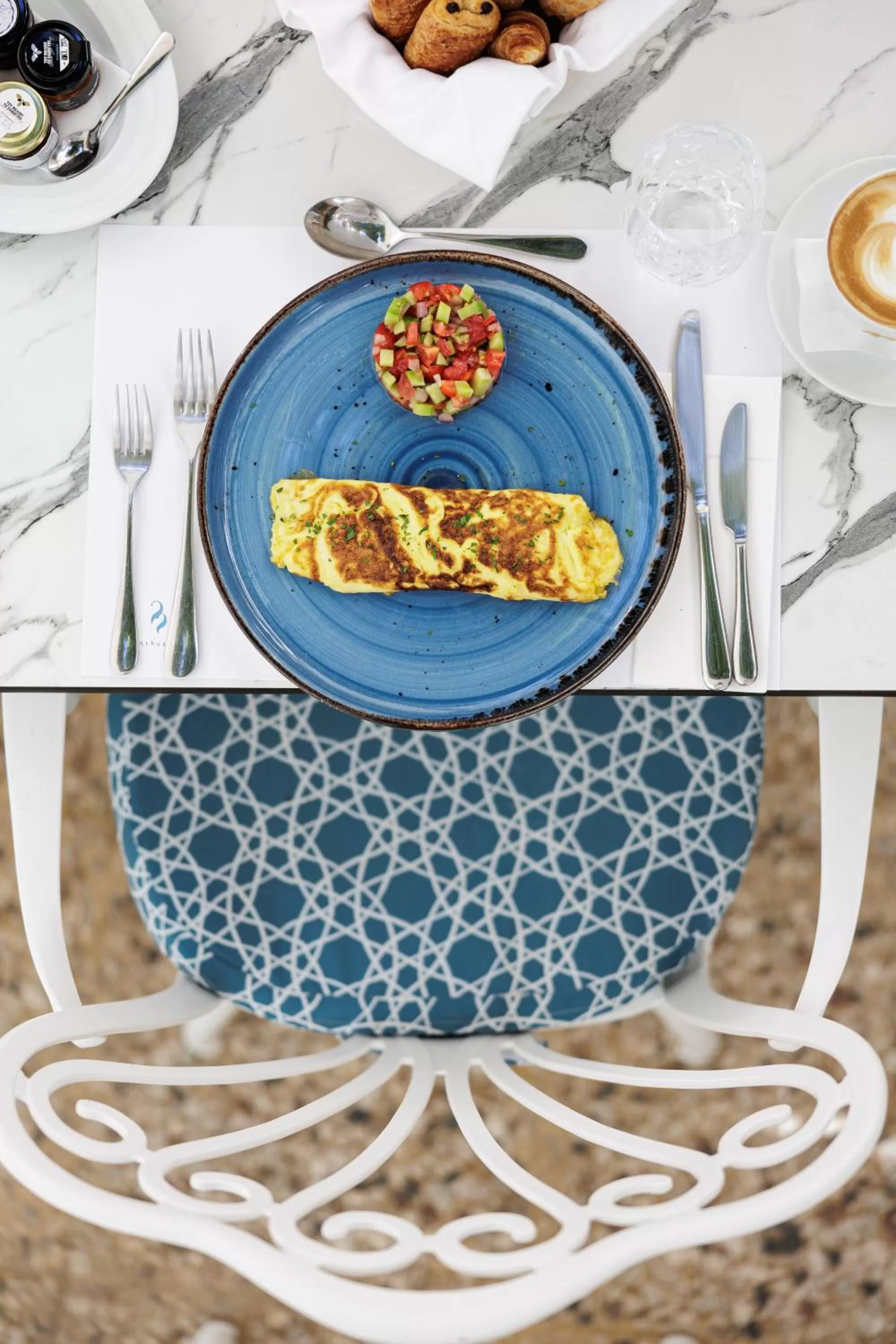 Breakfast in Acanthus blue