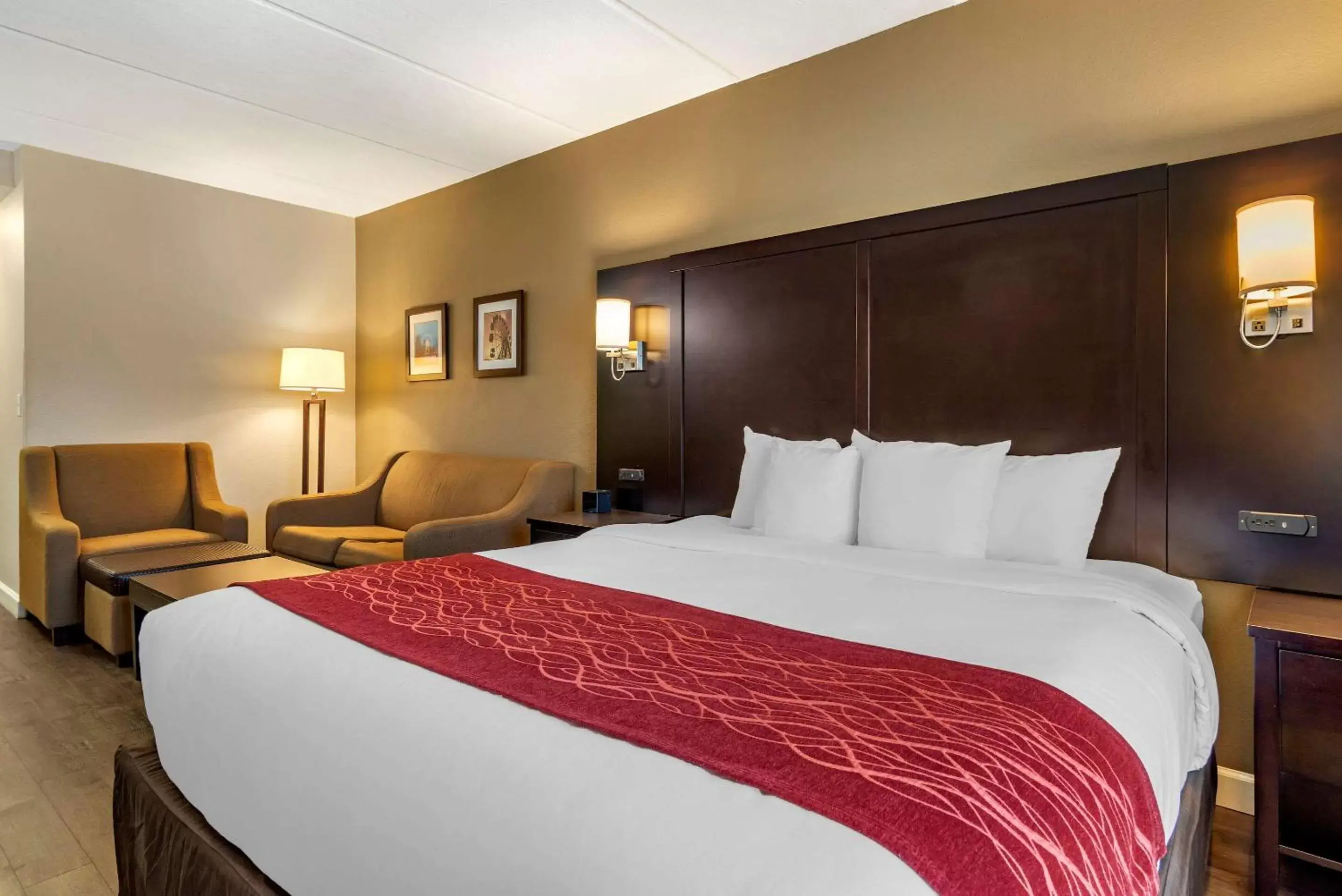Bedroom, Bed in Comfort Inn & Suites near Six Flags