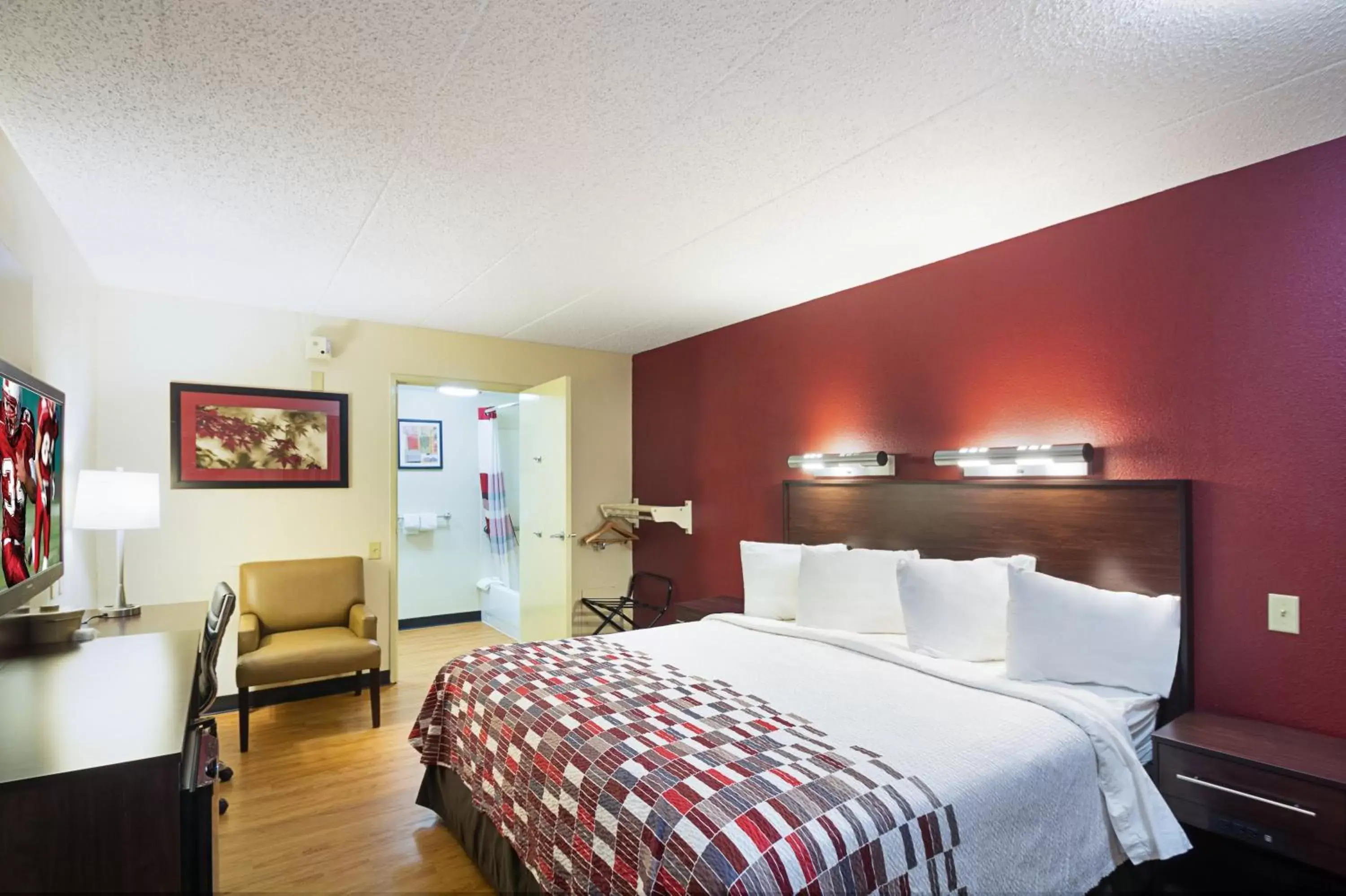 Bedroom, Bed in Red Roof Inn Minneapolis Plymouth