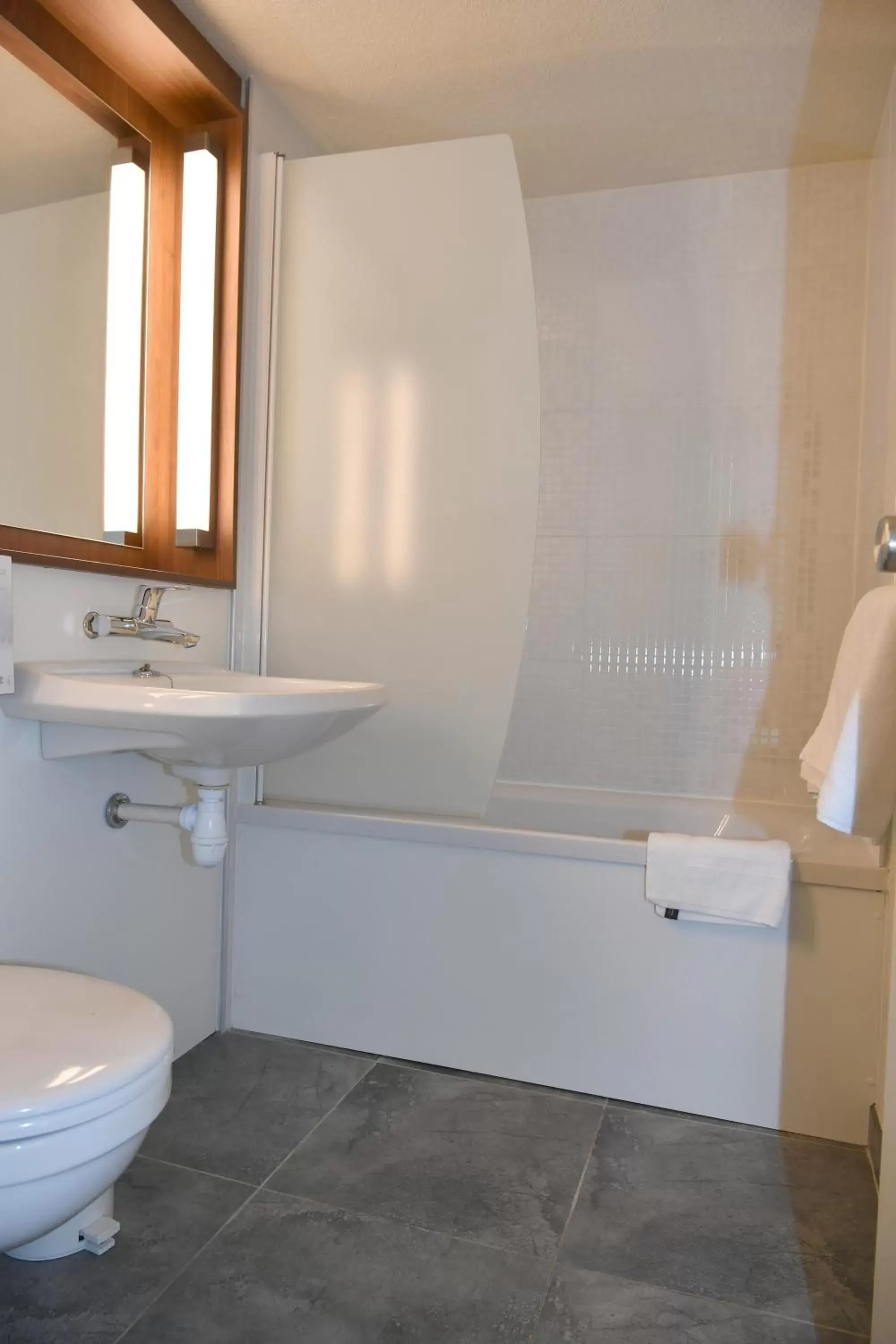 New Generation Double Room with 1 Double Bed and 1 Junior Bed in Kyriad Direct Metz Nord – Woippy New Generation Double Room with 1 Double Bed and 1 Junior Bed in Kyriad Direct Metz Nord – Woippy