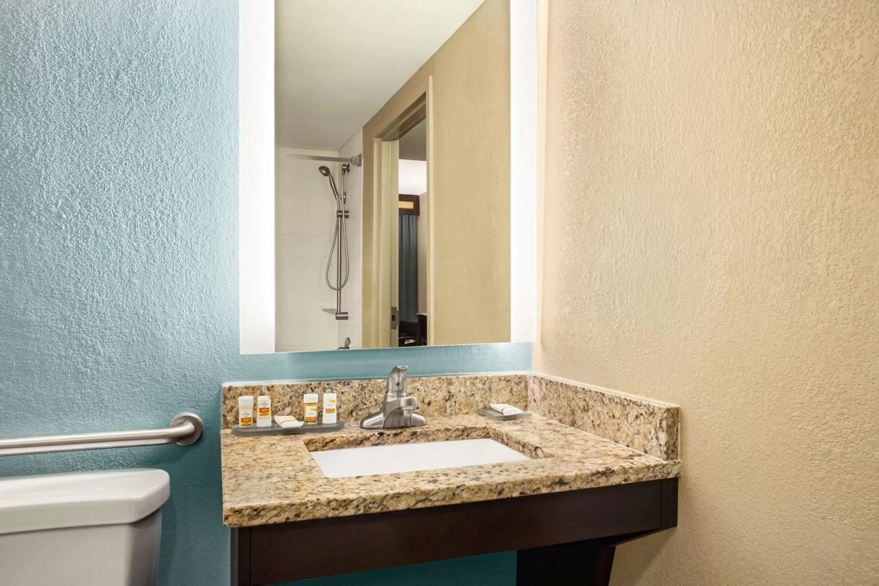 Photo of the whole room, Bathroom in La Quinta Inn & Suites by Wyndham Richmond-Midlothian