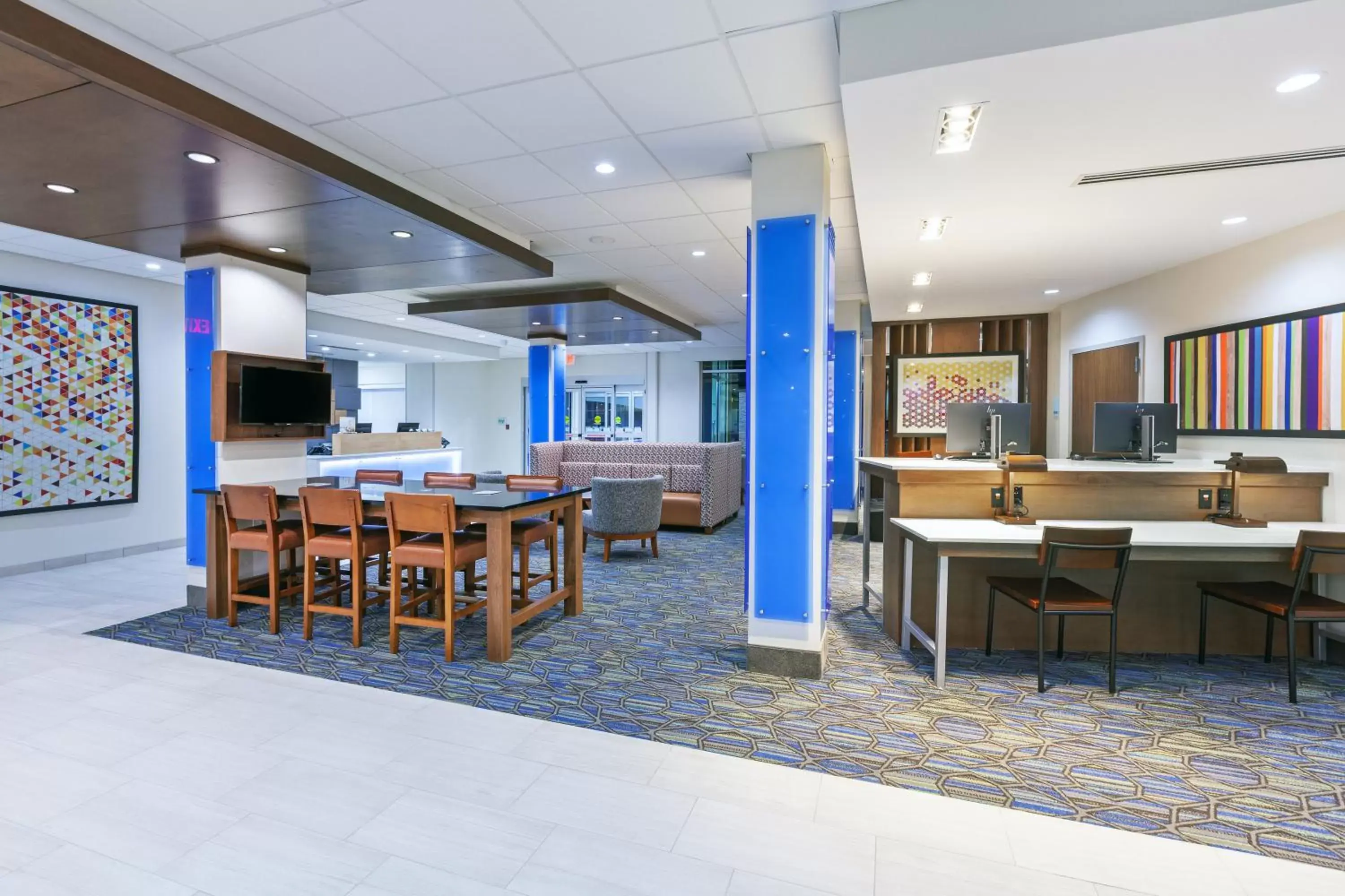 Lobby or reception, Restaurant/Places to Eat in Holiday Inn Express & Suites - Tulsa Northeast - Owasso, an IHG Hotel