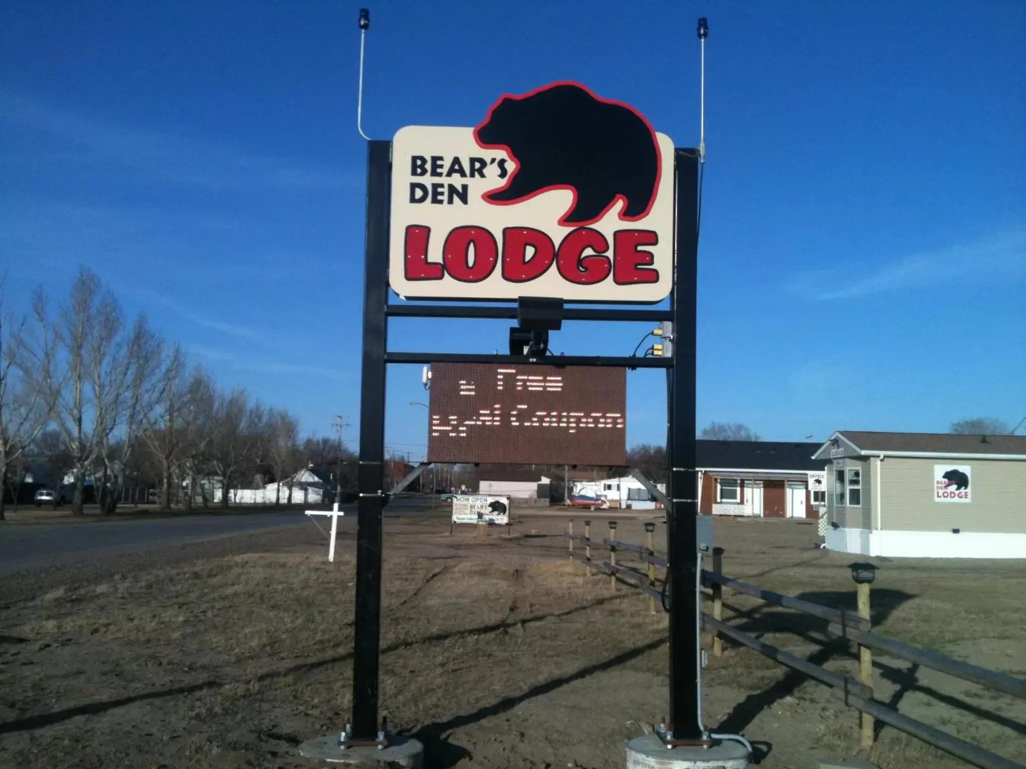 Facade/entrance in Bear's Den Lodge