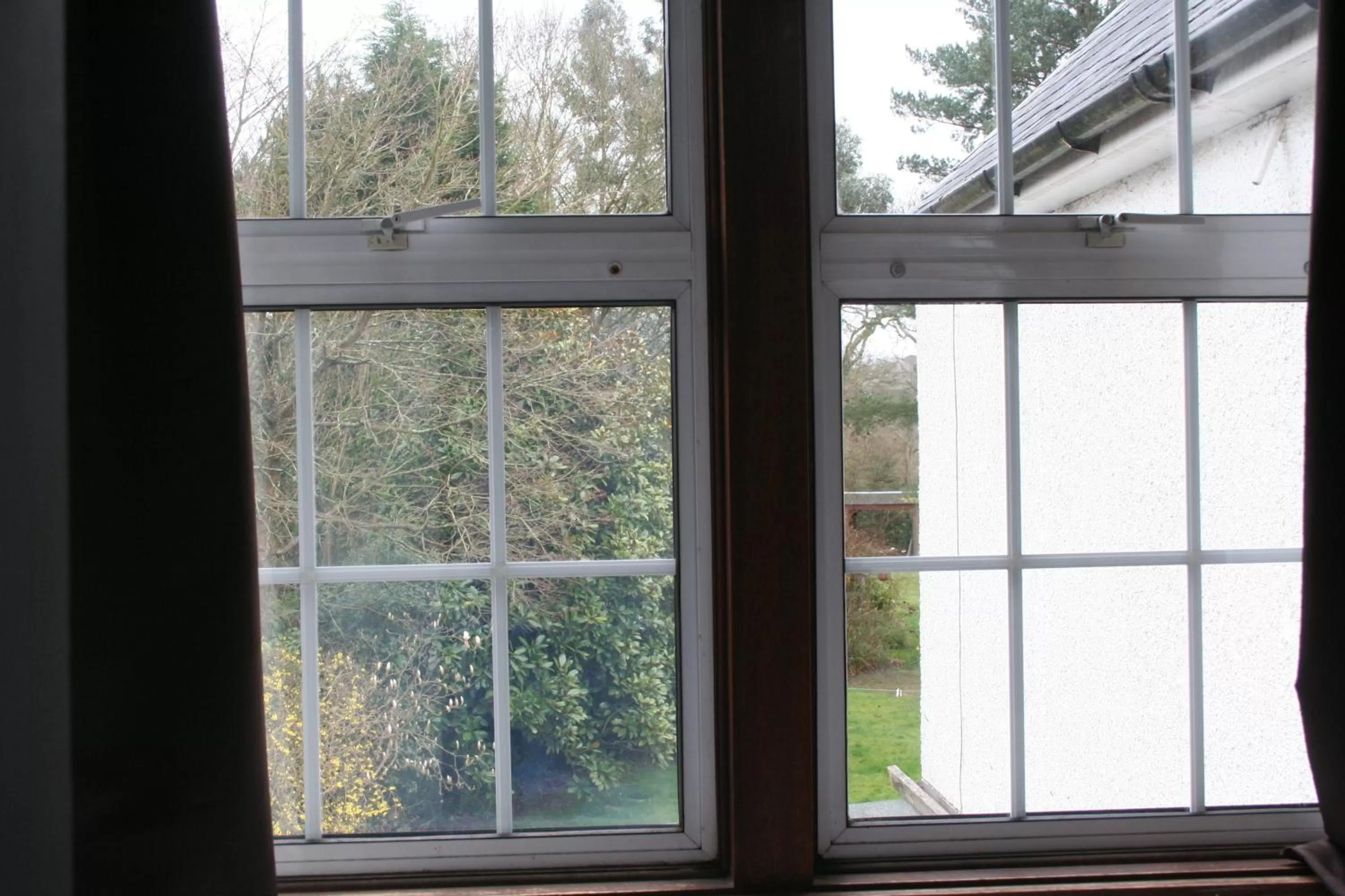 Triple in Oakhurst Gatwick Traditional English B&B & bookable Holiday parking deals GATWICK transport