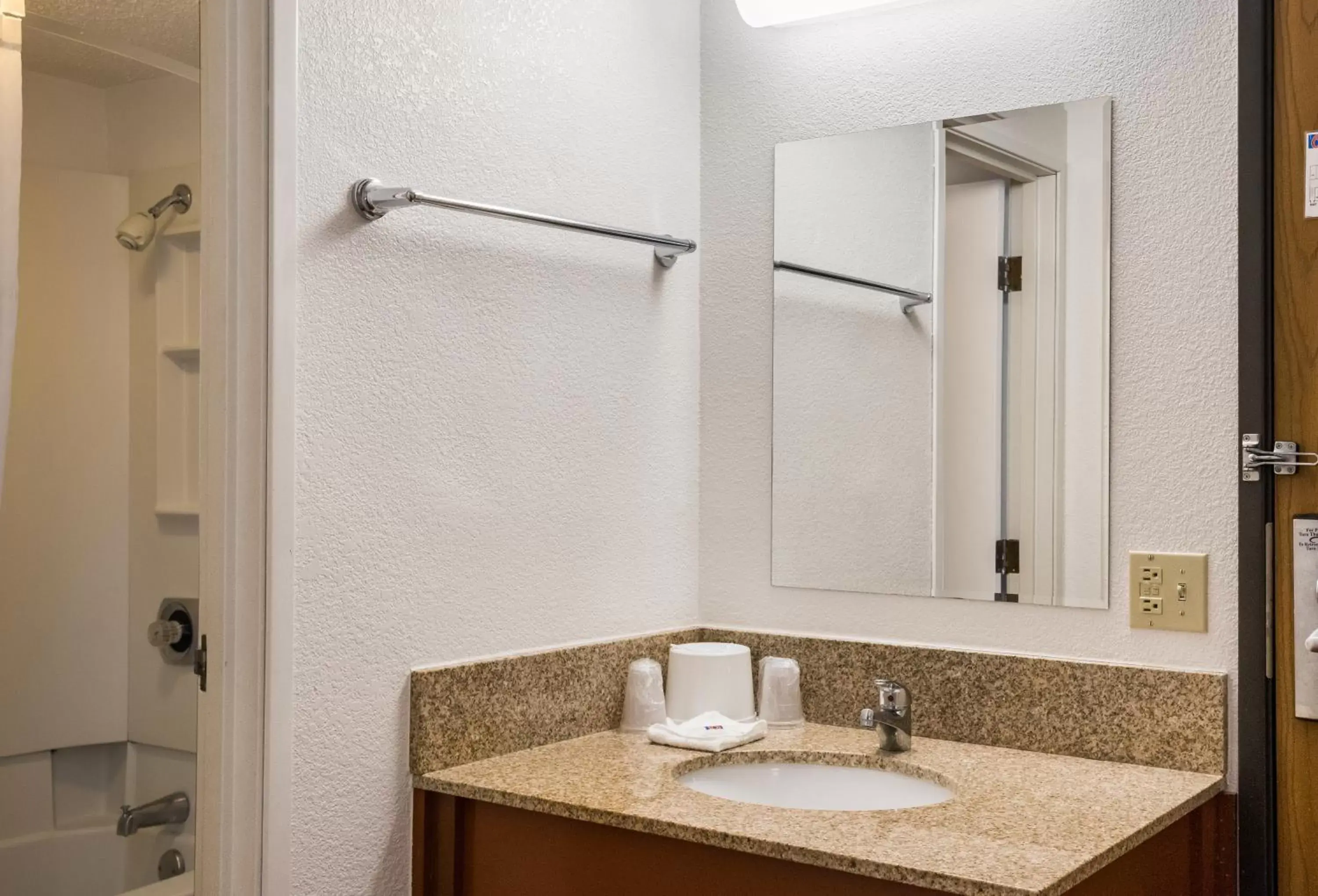 Bathroom in Motel 6-Prospect Heights, IL