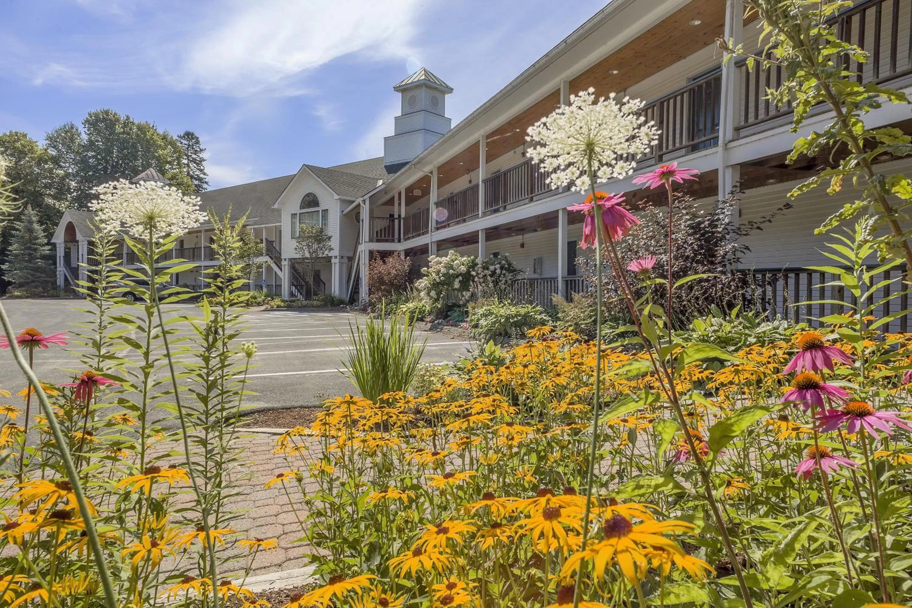 Facade/entrance in Fairbanks Inn