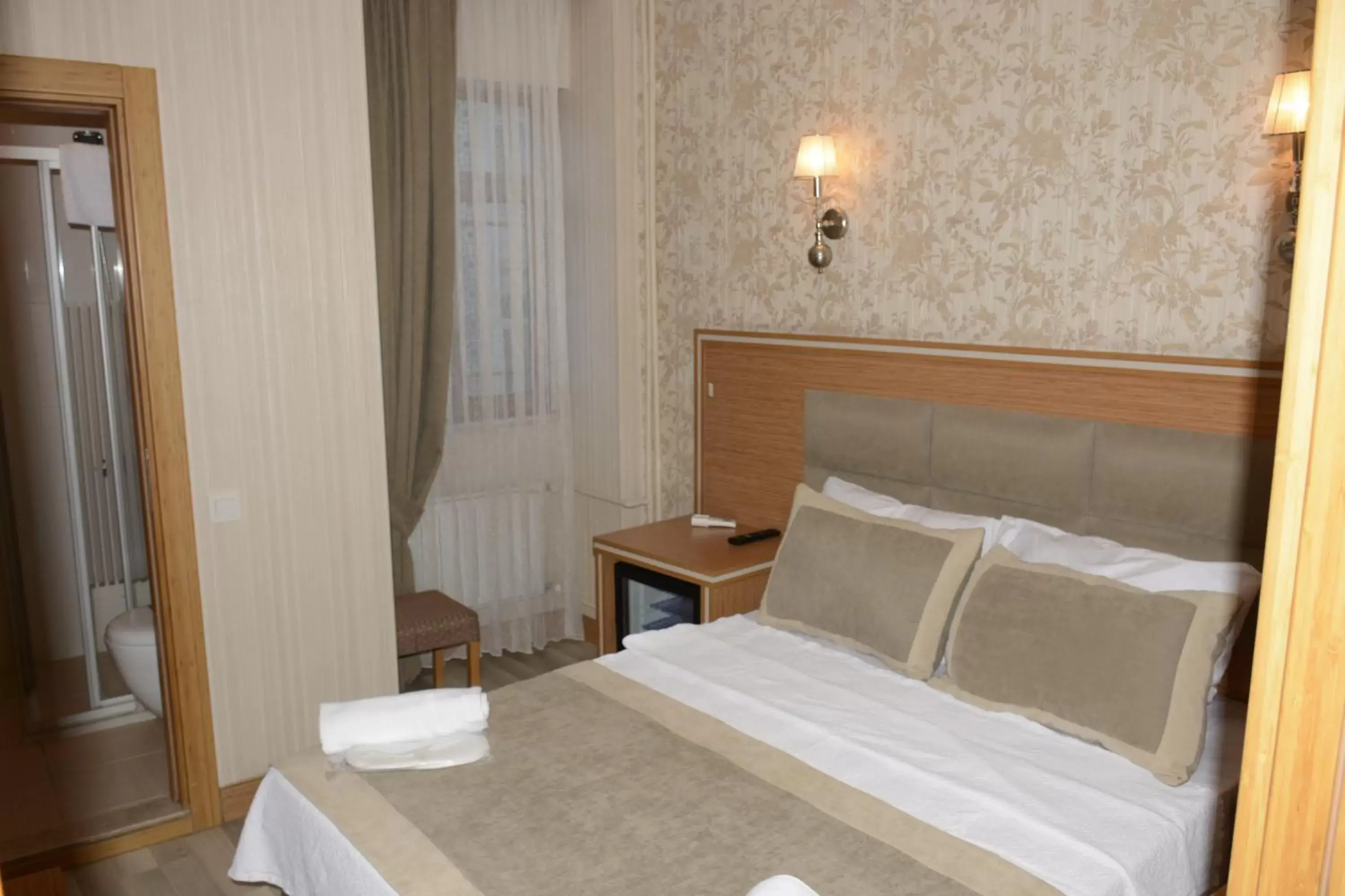 Property building, Bed in Hermanos Hotel