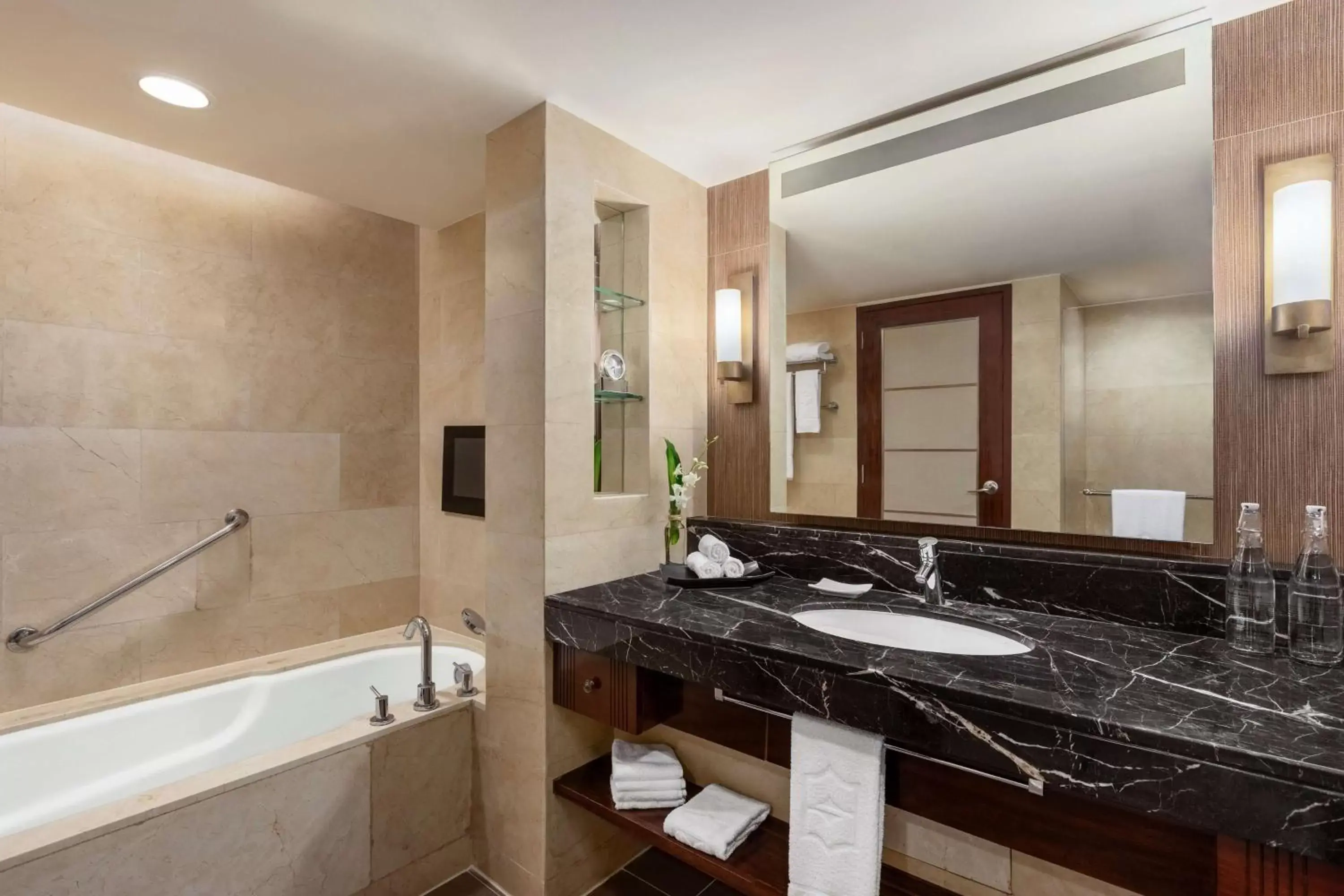 Photo of the whole room, Bathroom in Shangri-La Mactan, Cebu