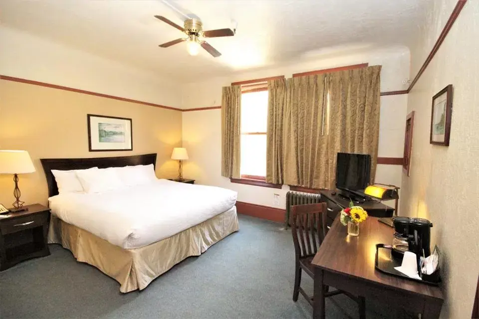 Deluxe King Room in Hotel Arcata Deluxe King Room in Hotel Arcata