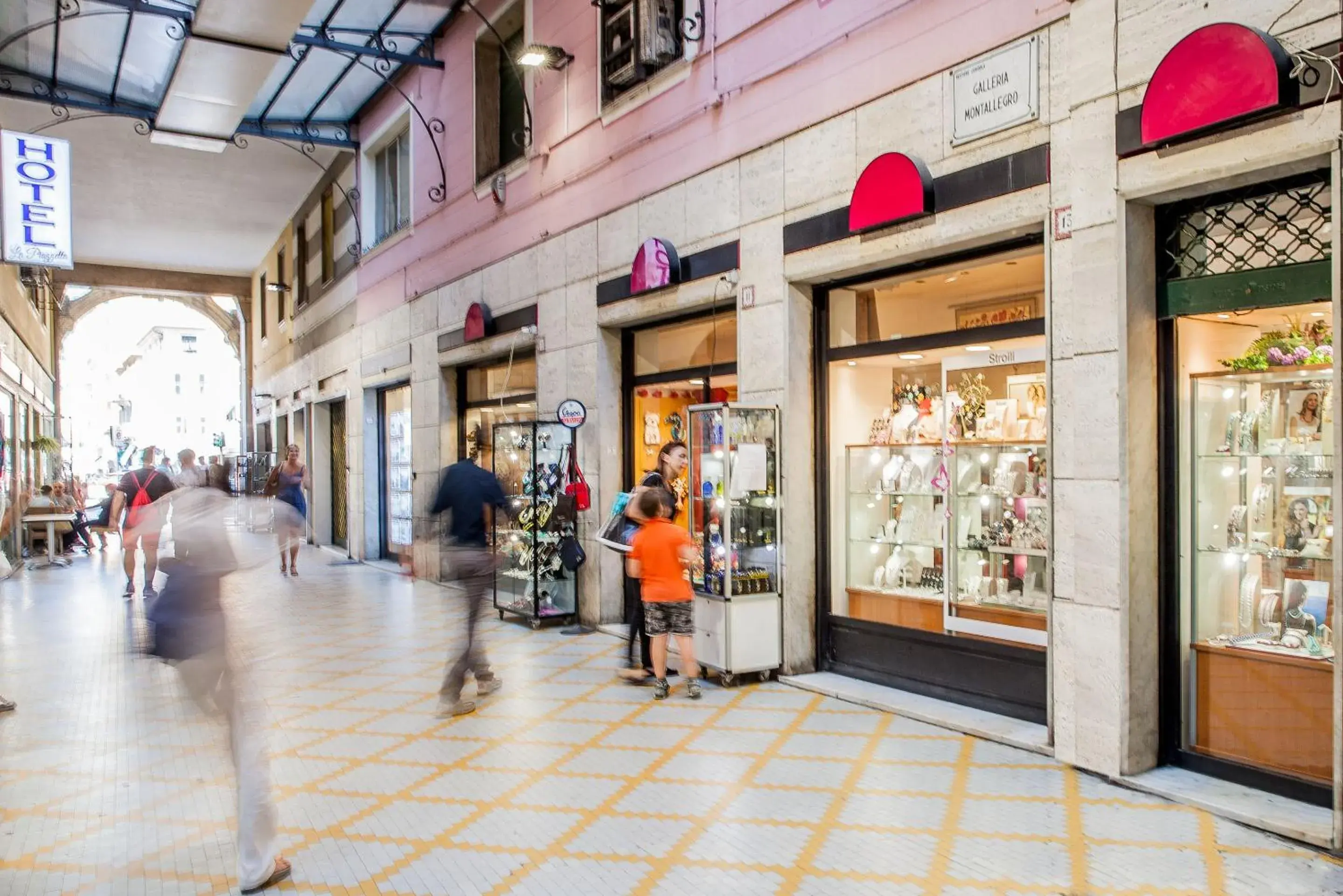 Nearby landmark, Supermarket/Shops in Albergo La Piazzetta