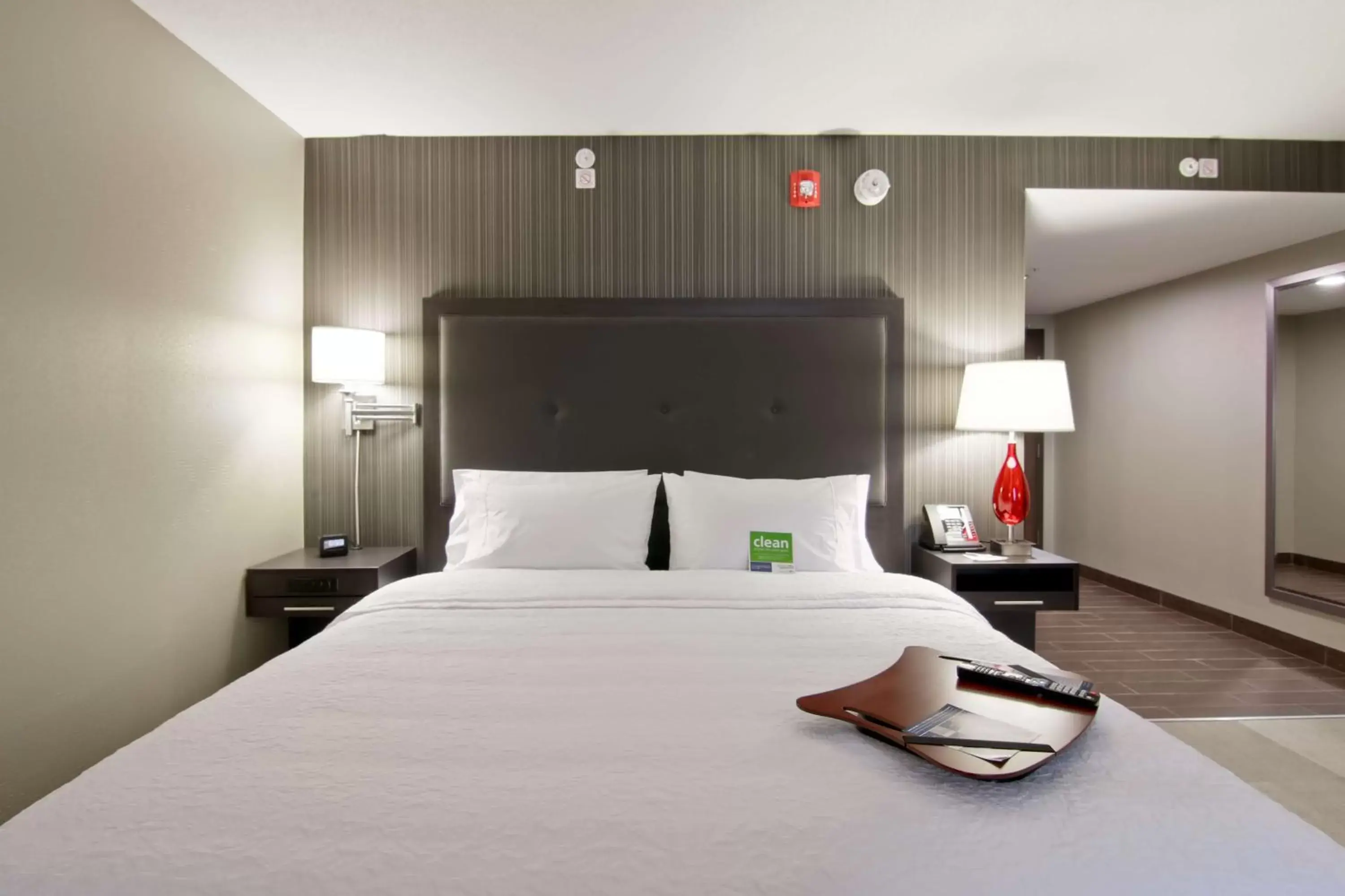 Bed in Hampton Inn & Suites by Hilton Toronto Markham