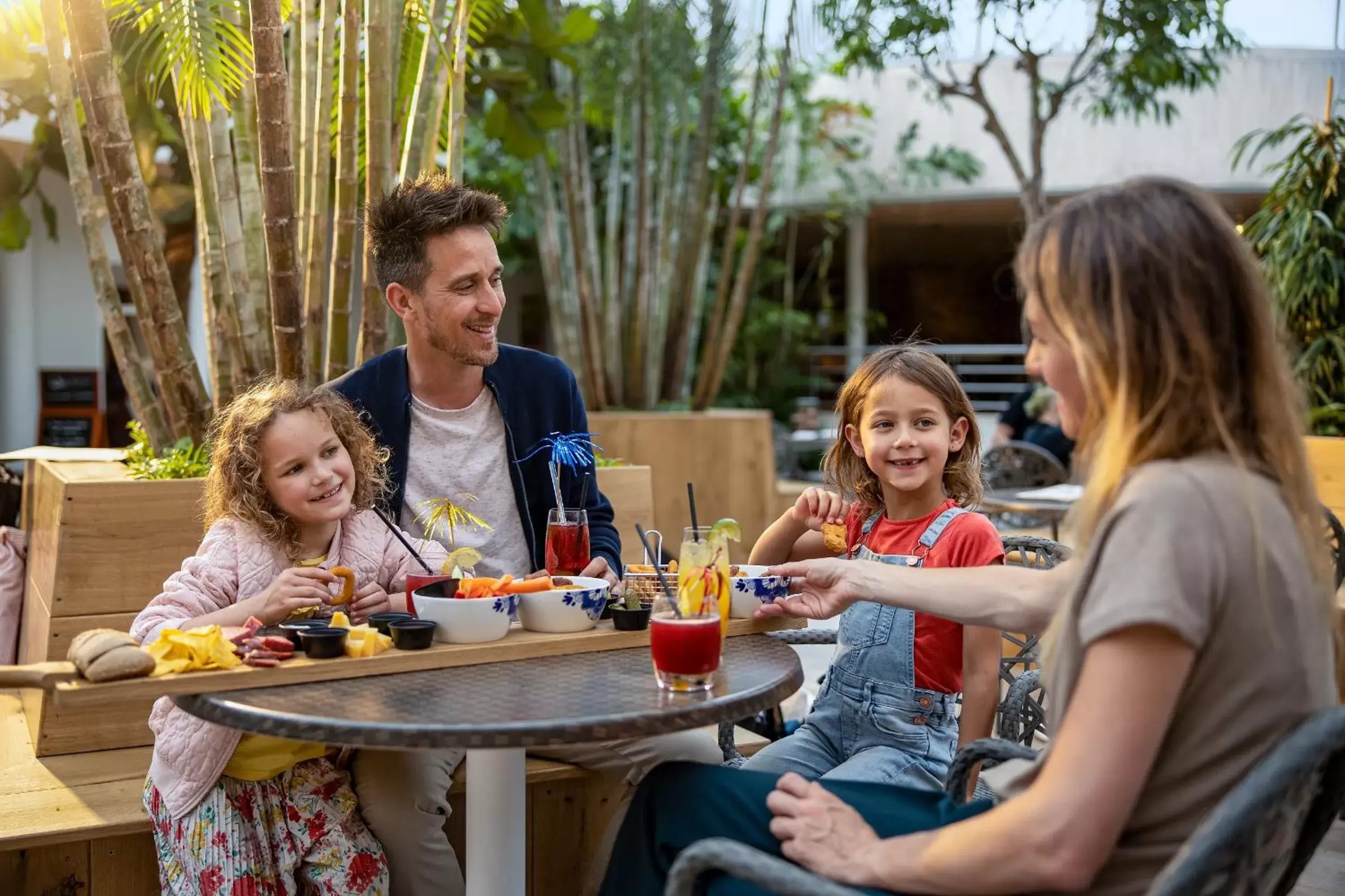 Restaurant/places to eat, Family in Beachhotel Zandvoort by Center Parcs