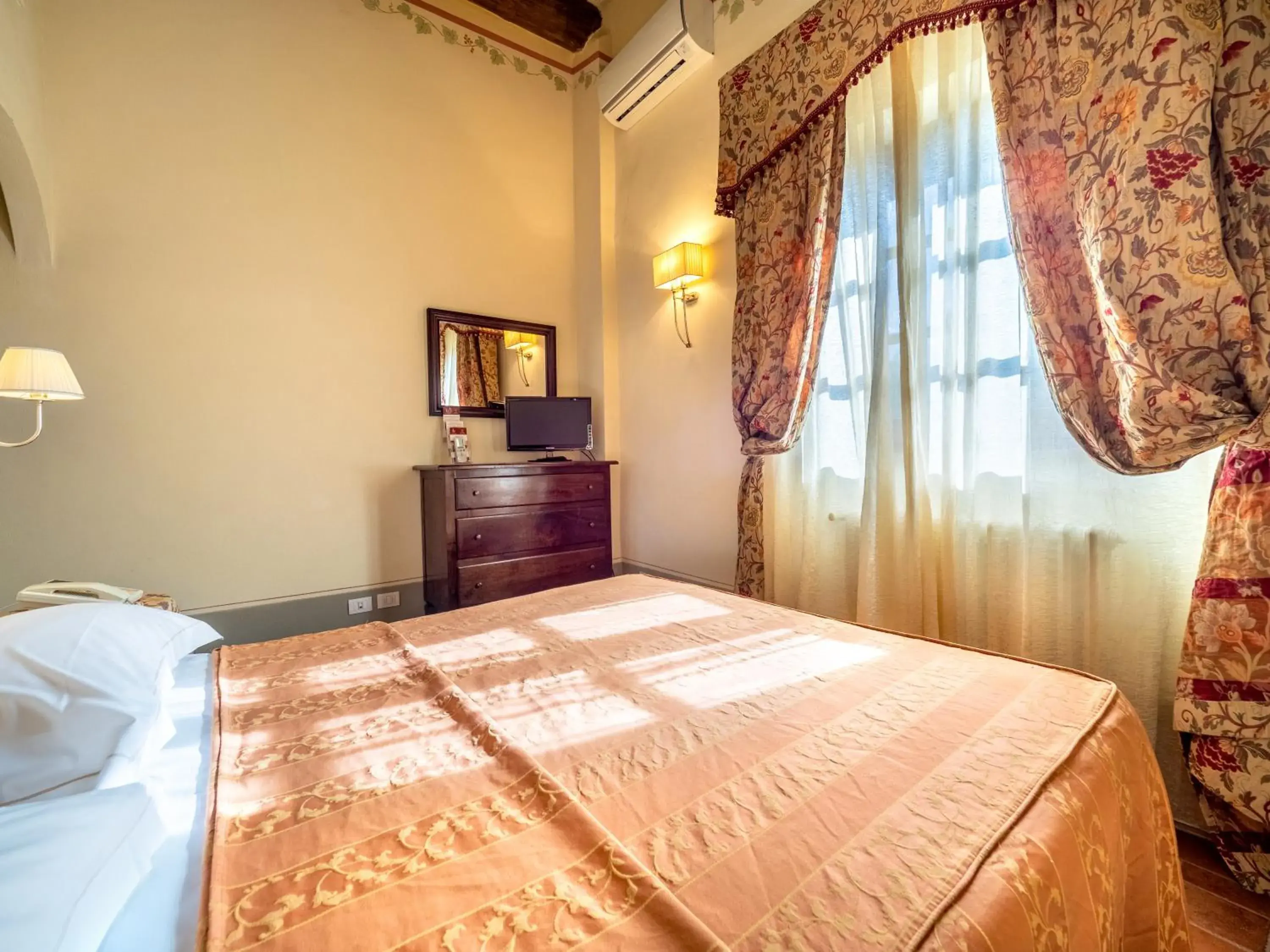 Photo of the whole room, Bed in Relais Borgo San Pietro