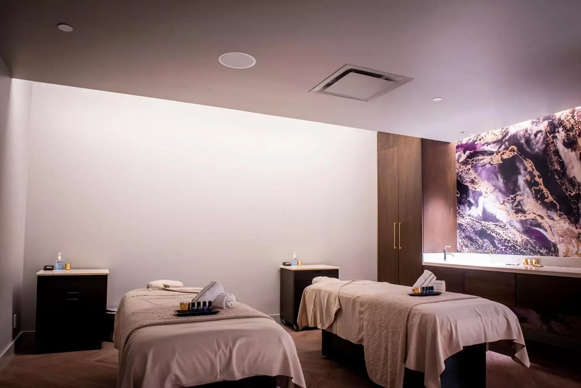 Massage, Bed in The Omni King Edward Hotel