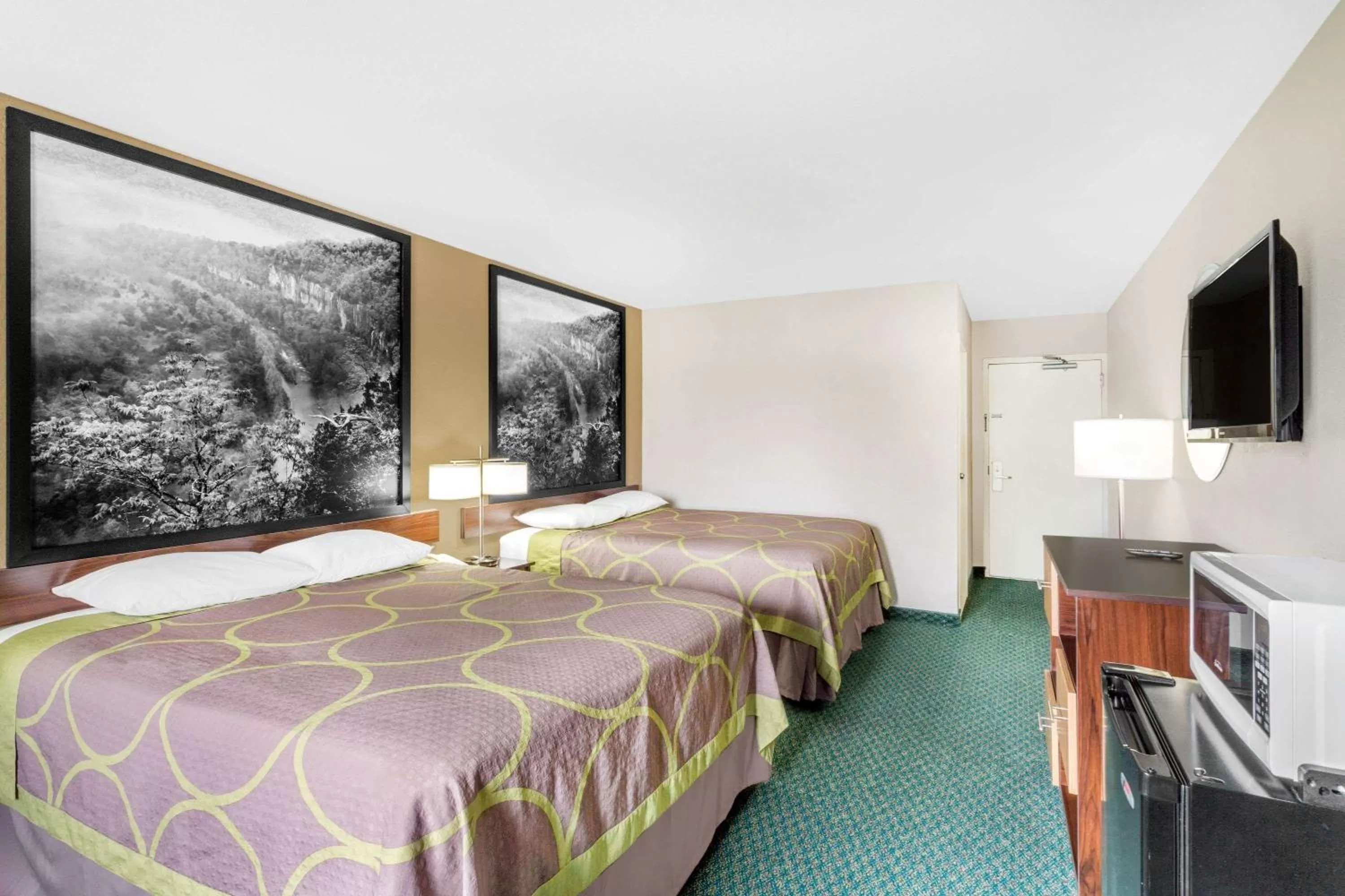 Photo of the whole room, Bed in Super 8 by Wyndham Bentonville