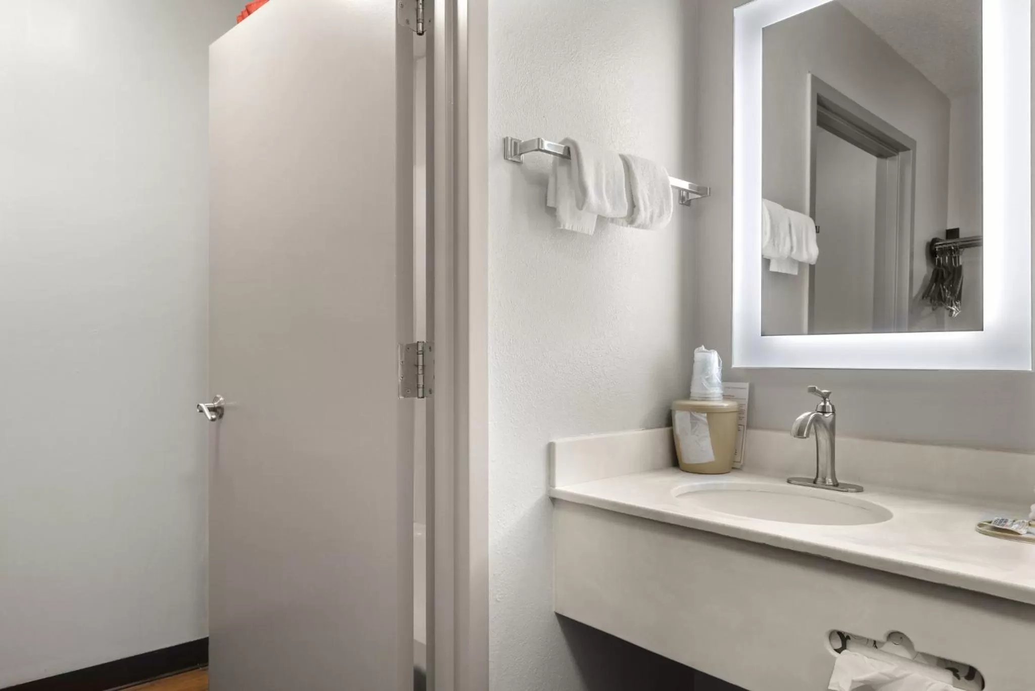 Photo of the whole room in Red Roof Inn & Suites Savannah Airport