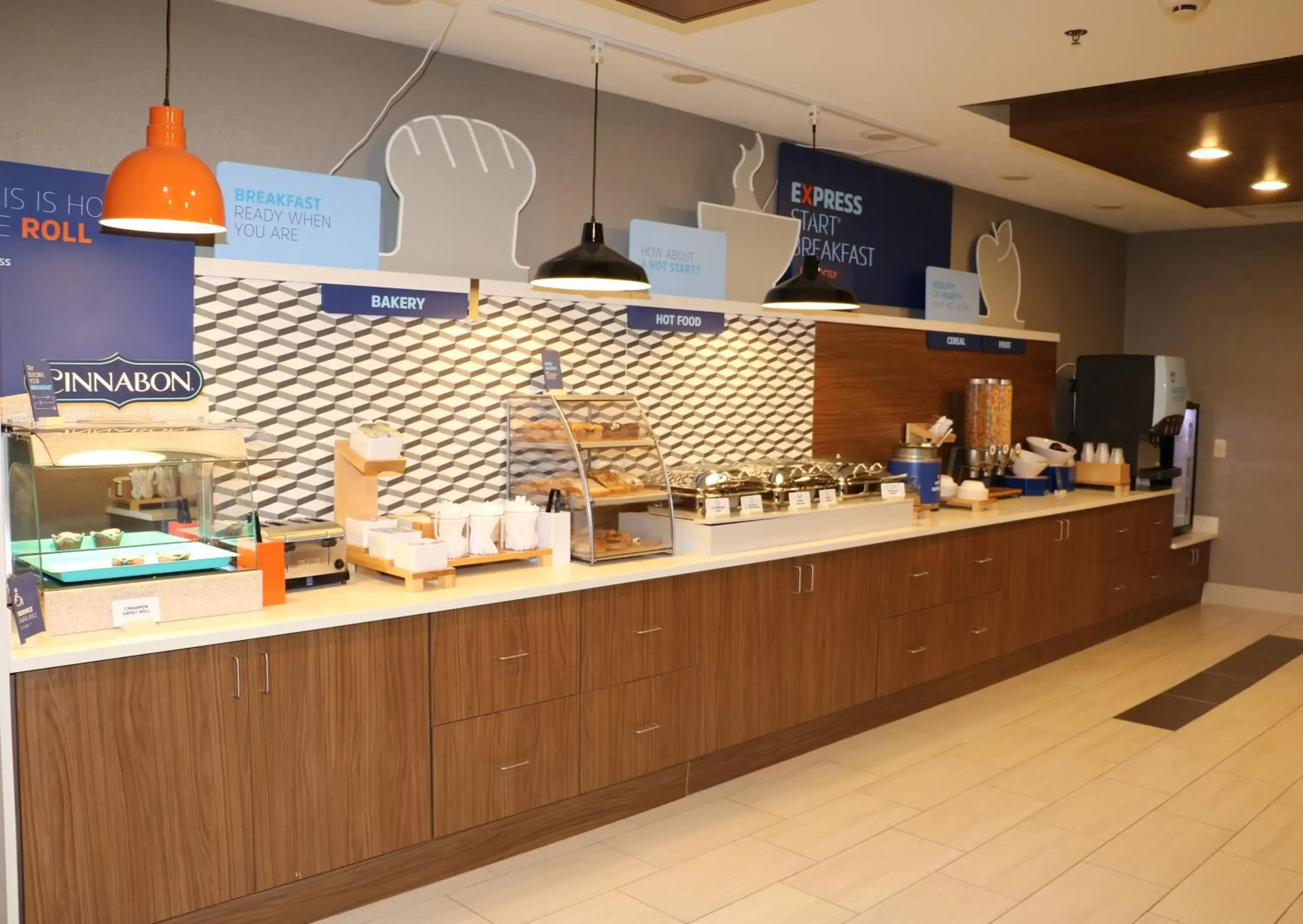 Breakfast, Kitchen/Kitchenette in Holiday Inn Express, an IHG Hotel