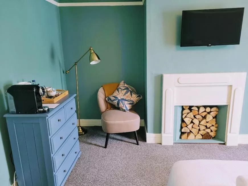 Bedroom, TV/Entertainment Center in Jacobs Ladder Inn