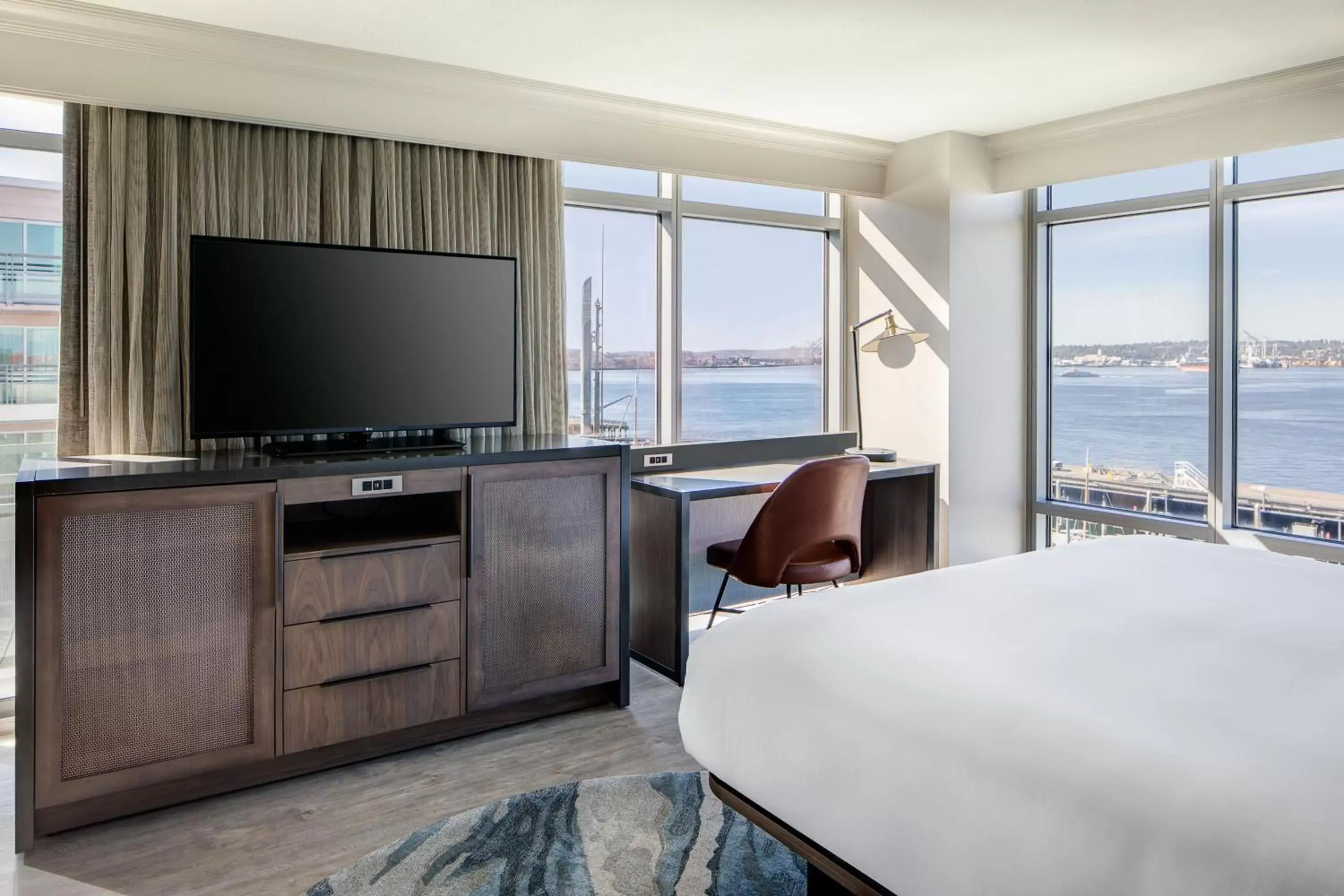 Photo of the whole room, TV/Entertainment Center in Seattle Marriott Waterfront