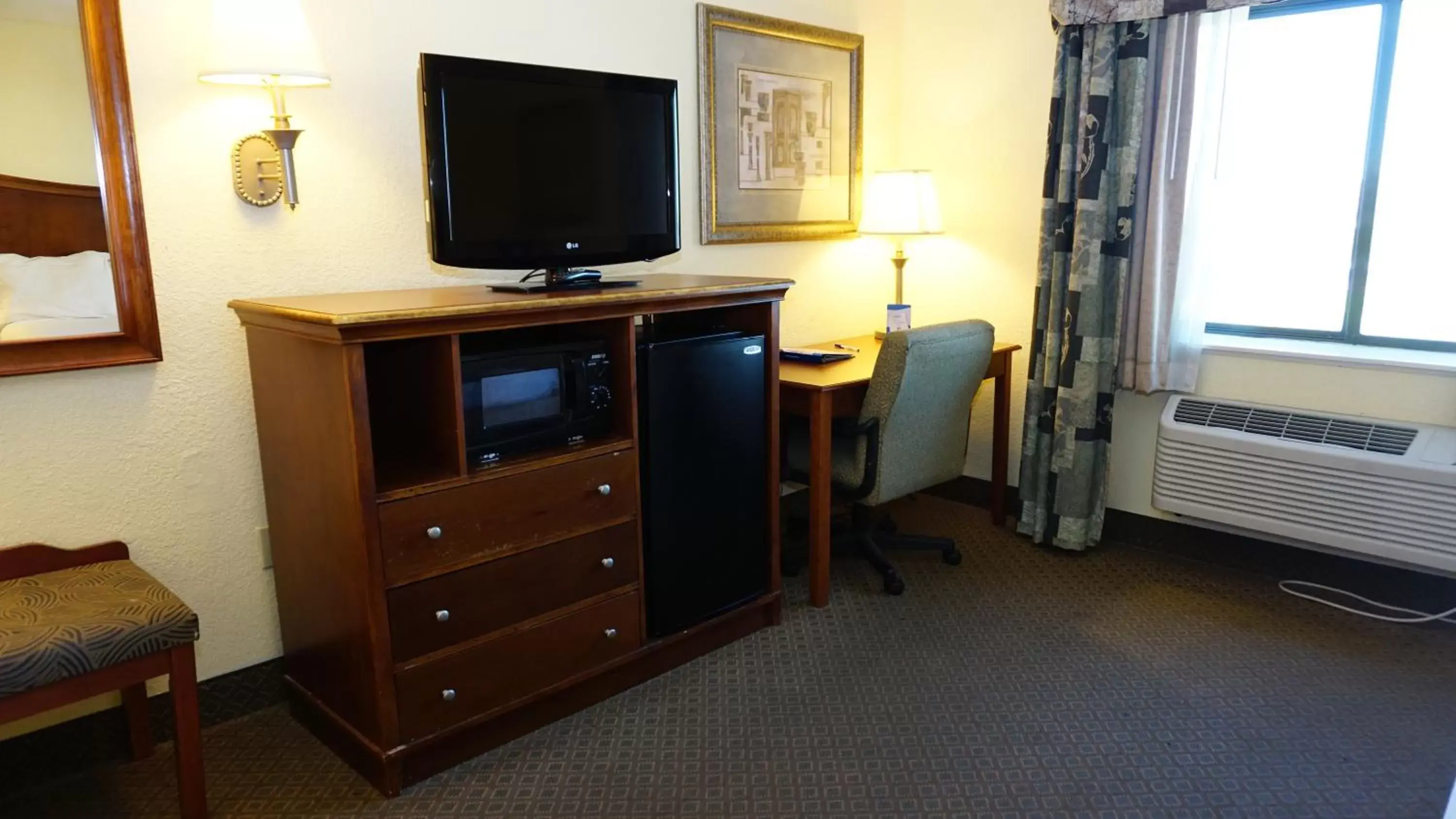 Day, TV/Entertainment Center in Baymont by Wyndham Arlington At Six Flags Dr