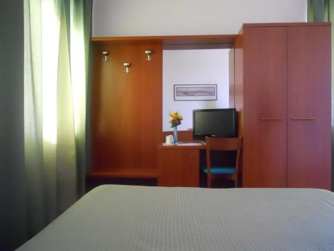 Bed, TV/Entertainment Center in Hotel Traghetto